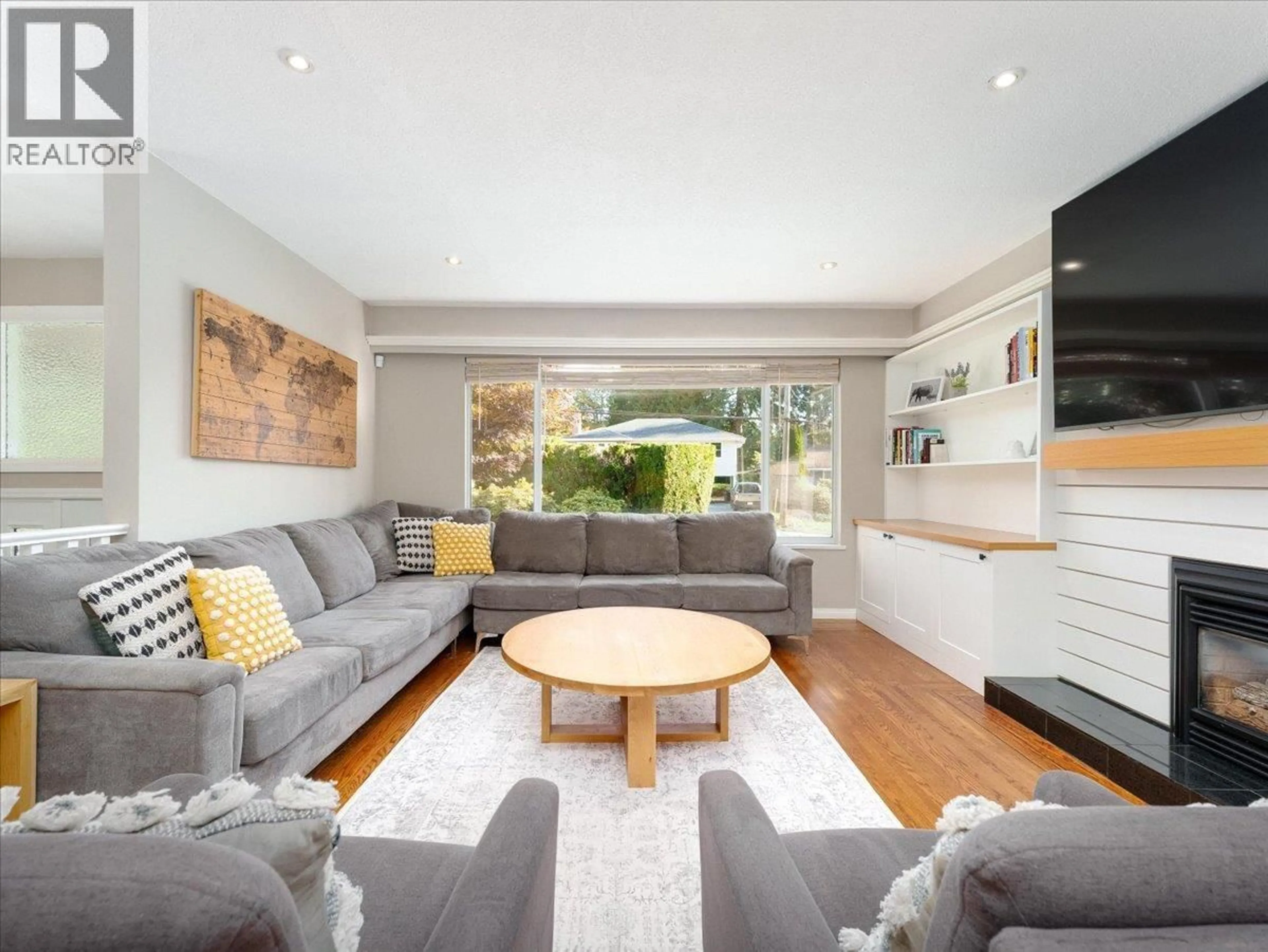 Living room with furniture, unknown for 799 PLYMOUTH DRIVE, North Vancouver British Columbia V7H2H5