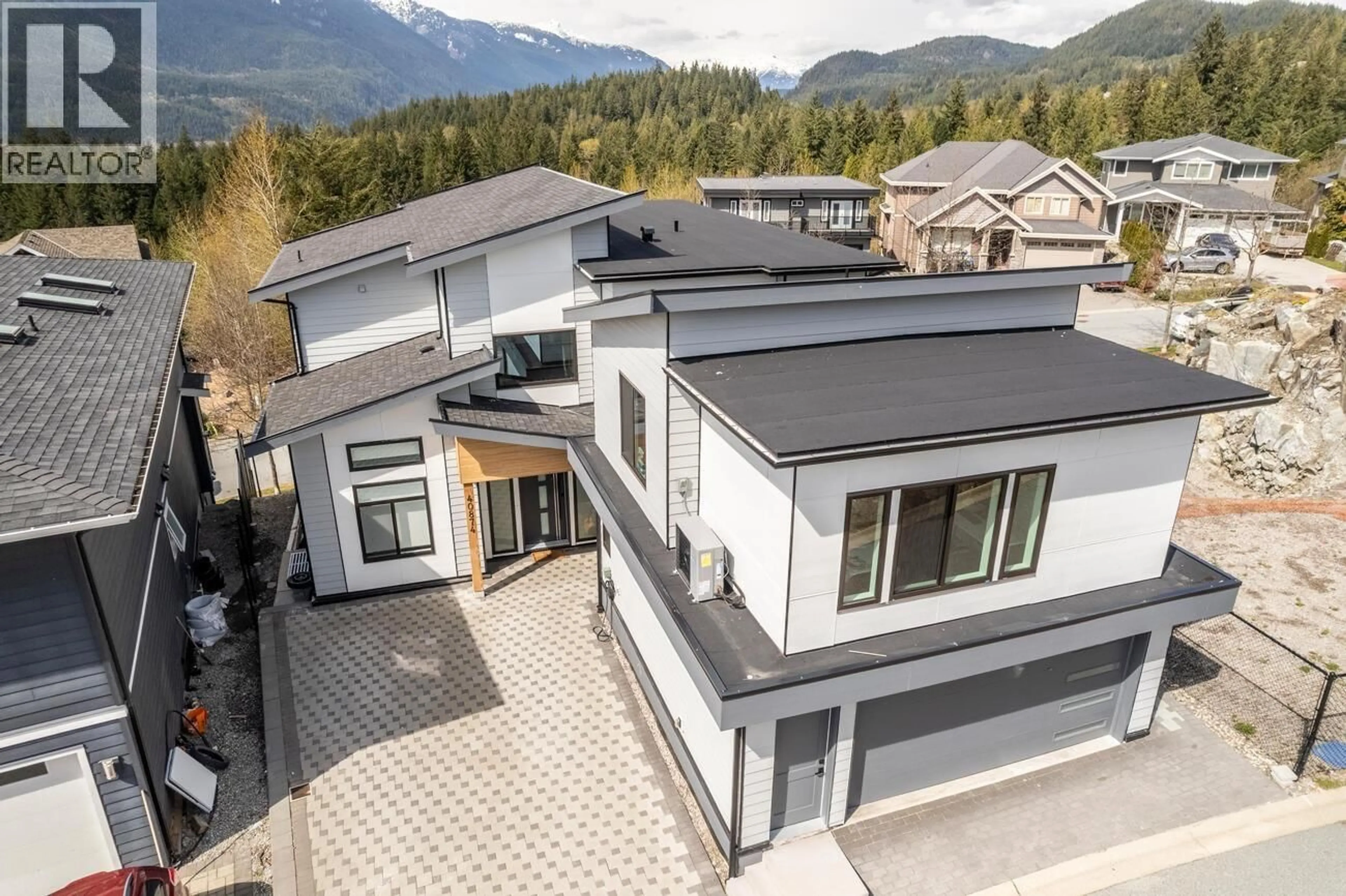 A pic from outside/outdoor area/front of a property/back of a property/a pic from drone, mountain view for 40874 THE CRESCENT, Squamish British Columbia V8B0R9