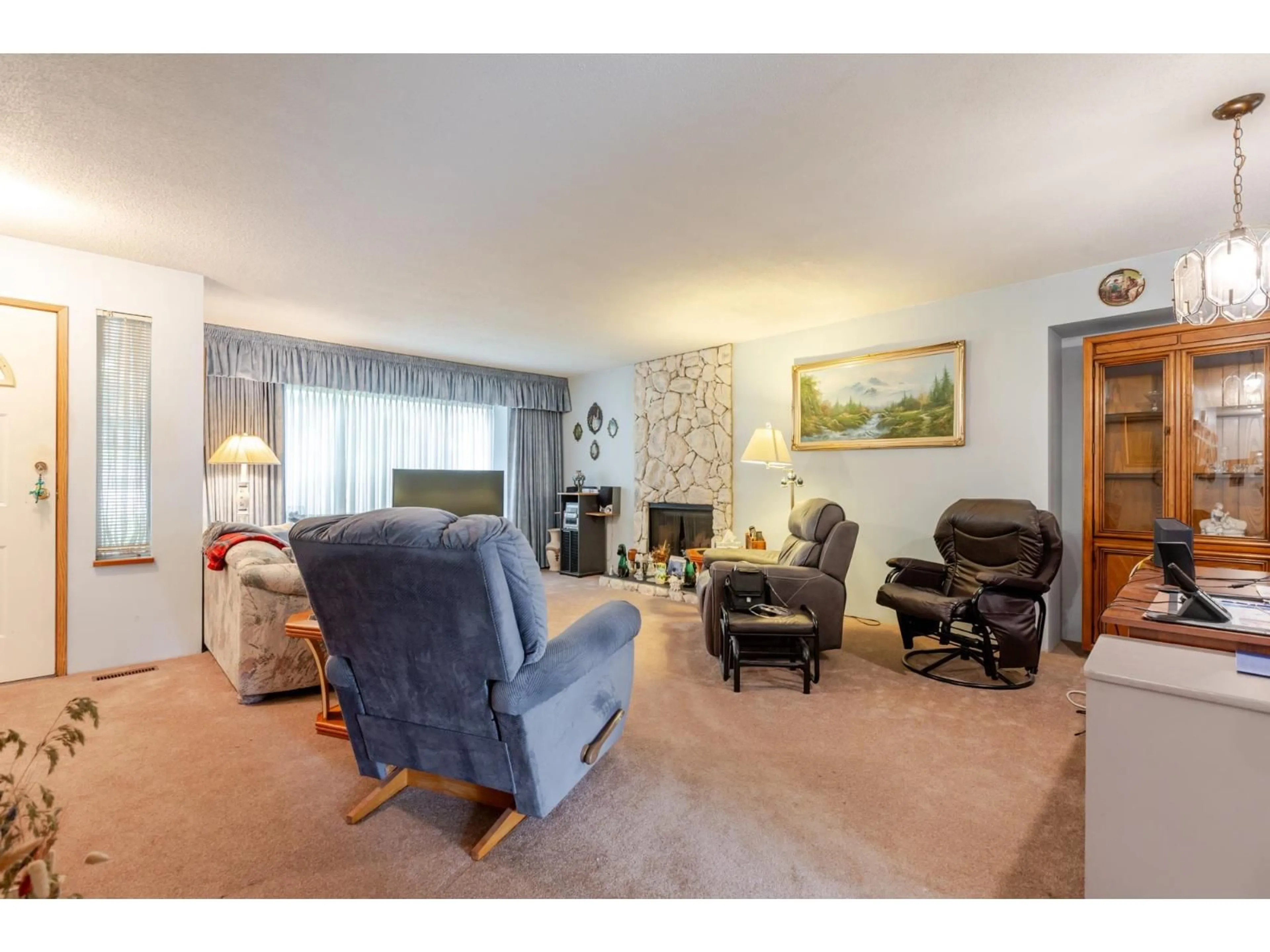 Living room with furniture, unknown for 9820 156, Surrey British Columbia V3R4L3