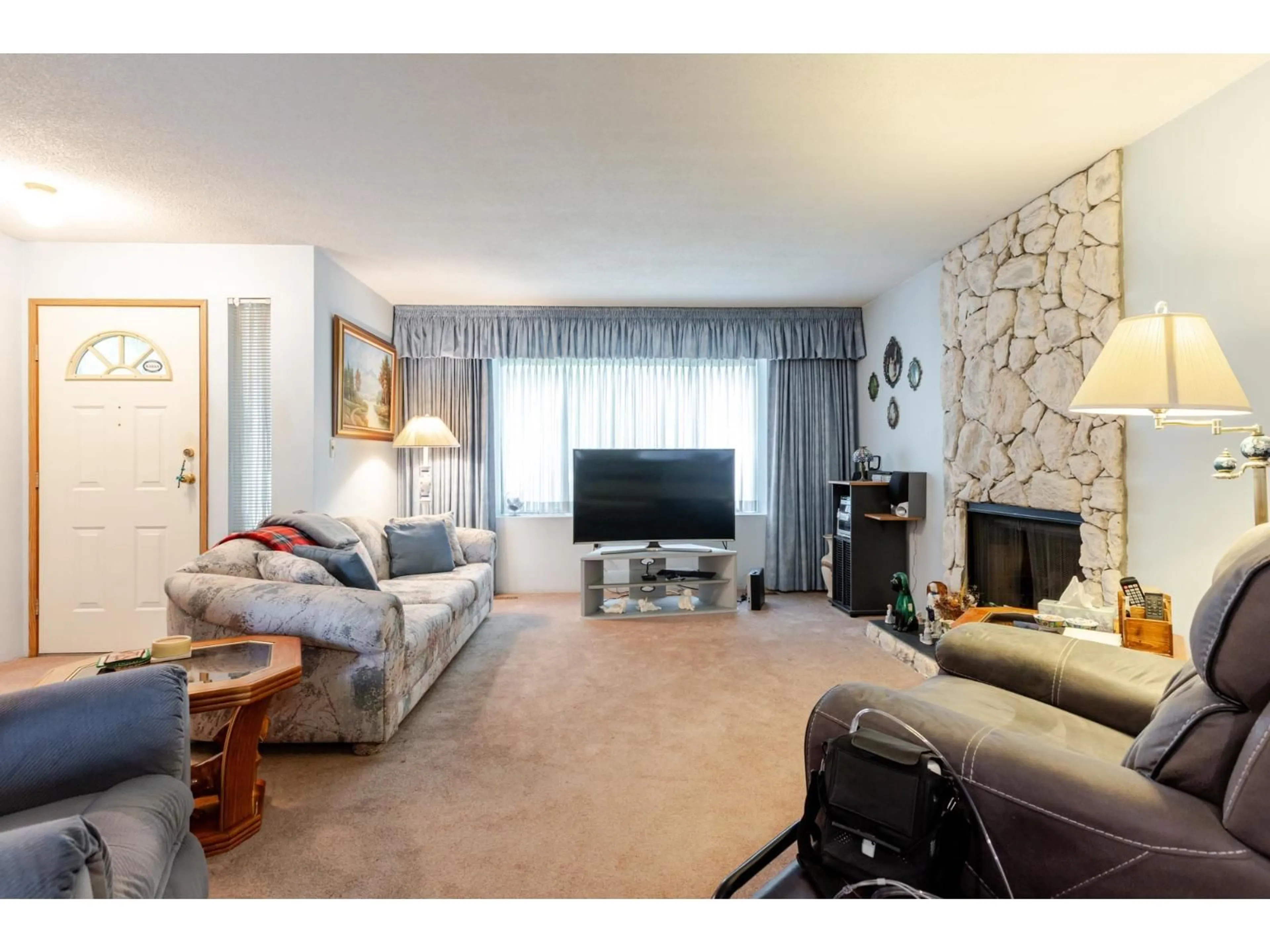 Living room with furniture, unknown for 9820 156, Surrey British Columbia V3R4L3