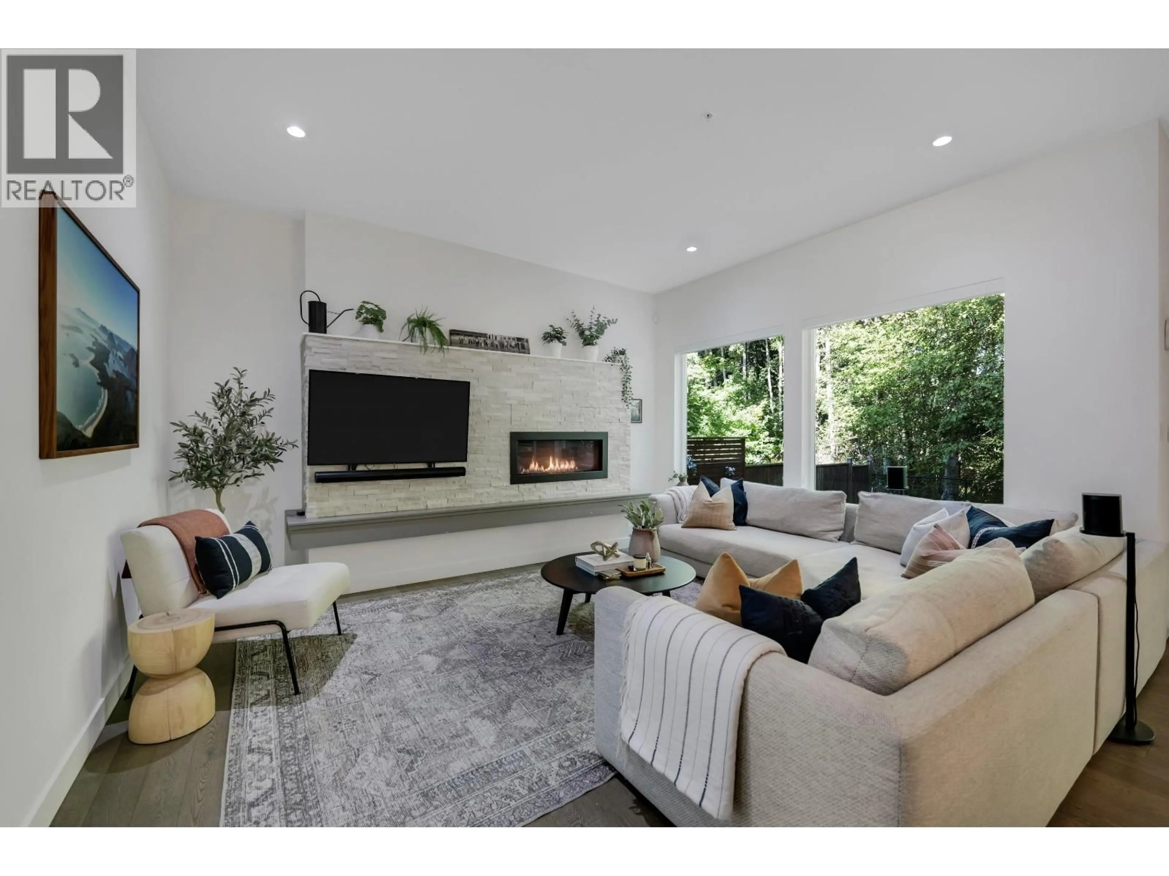 Living room with furniture, unknown for 39349 FALCON CRESCENT, Squamish British Columbia V8B0Y9