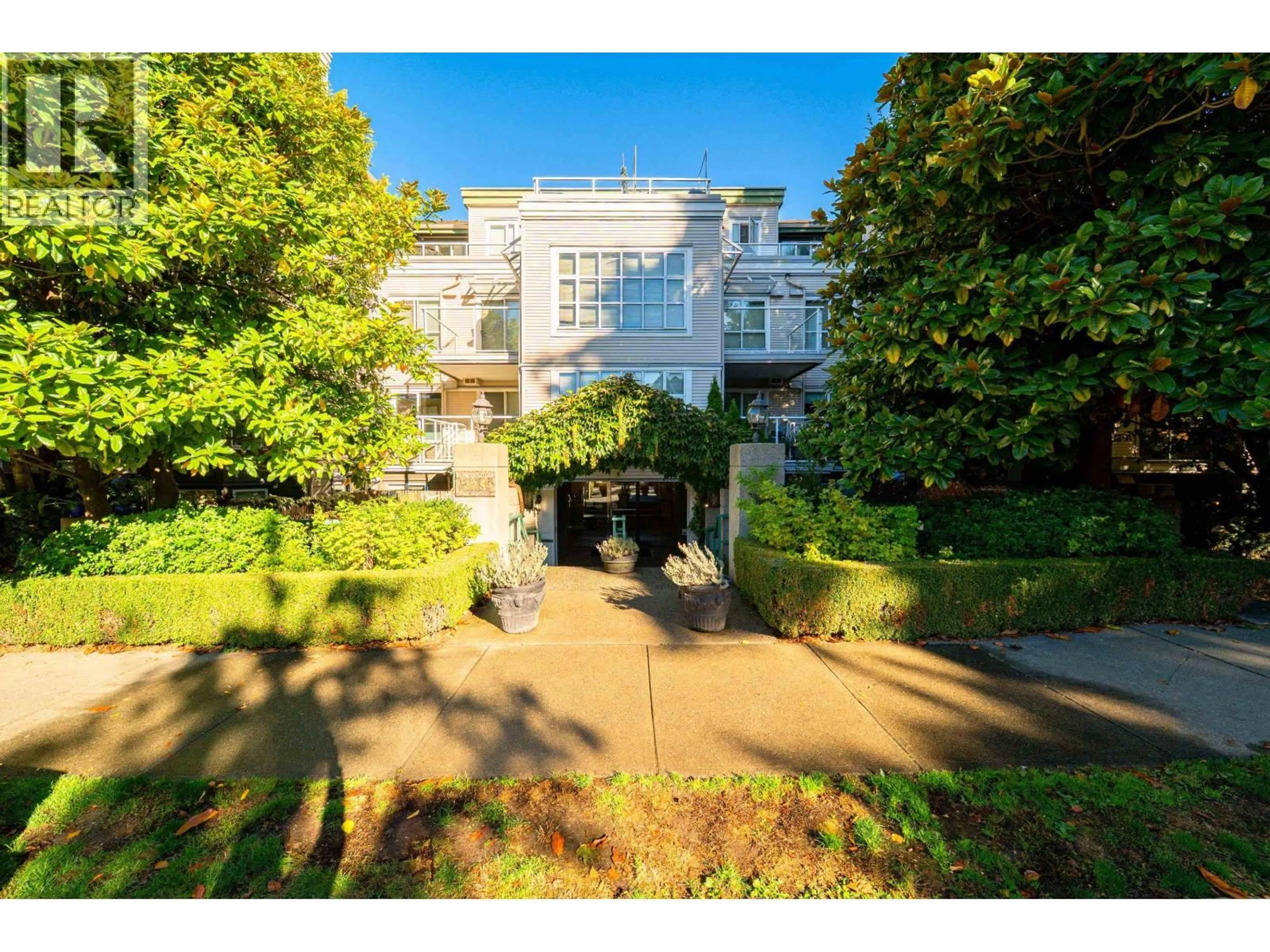 A pic from outside/outdoor area/front of a property/back of a property/a pic from drone, street for 101 - 225 19TH AVENUE, Vancouver British Columbia V5V1J3