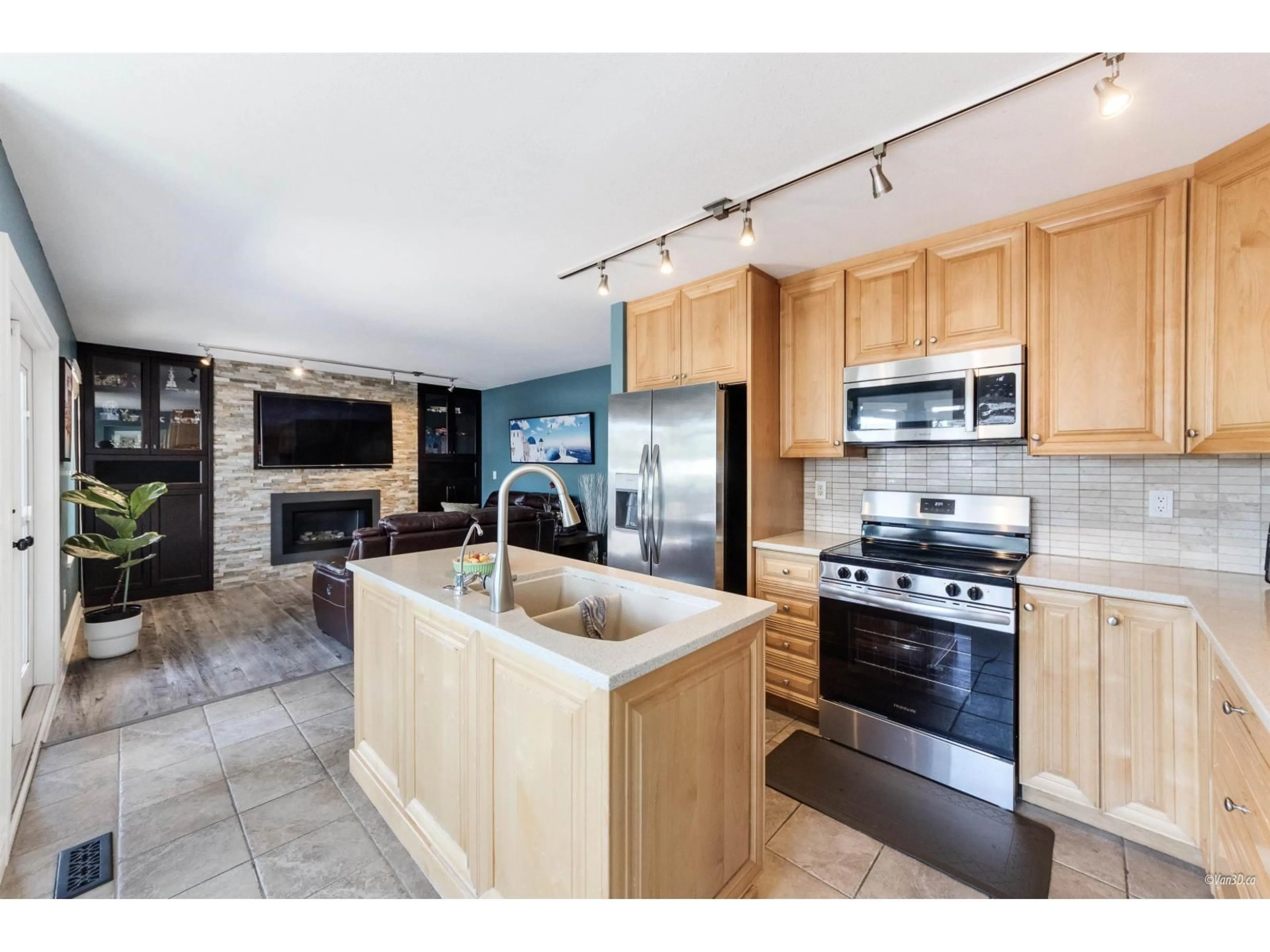Open concept kitchen, ceramic/tile floor for 15552 VISTA, White Rock British Columbia V4B5H8