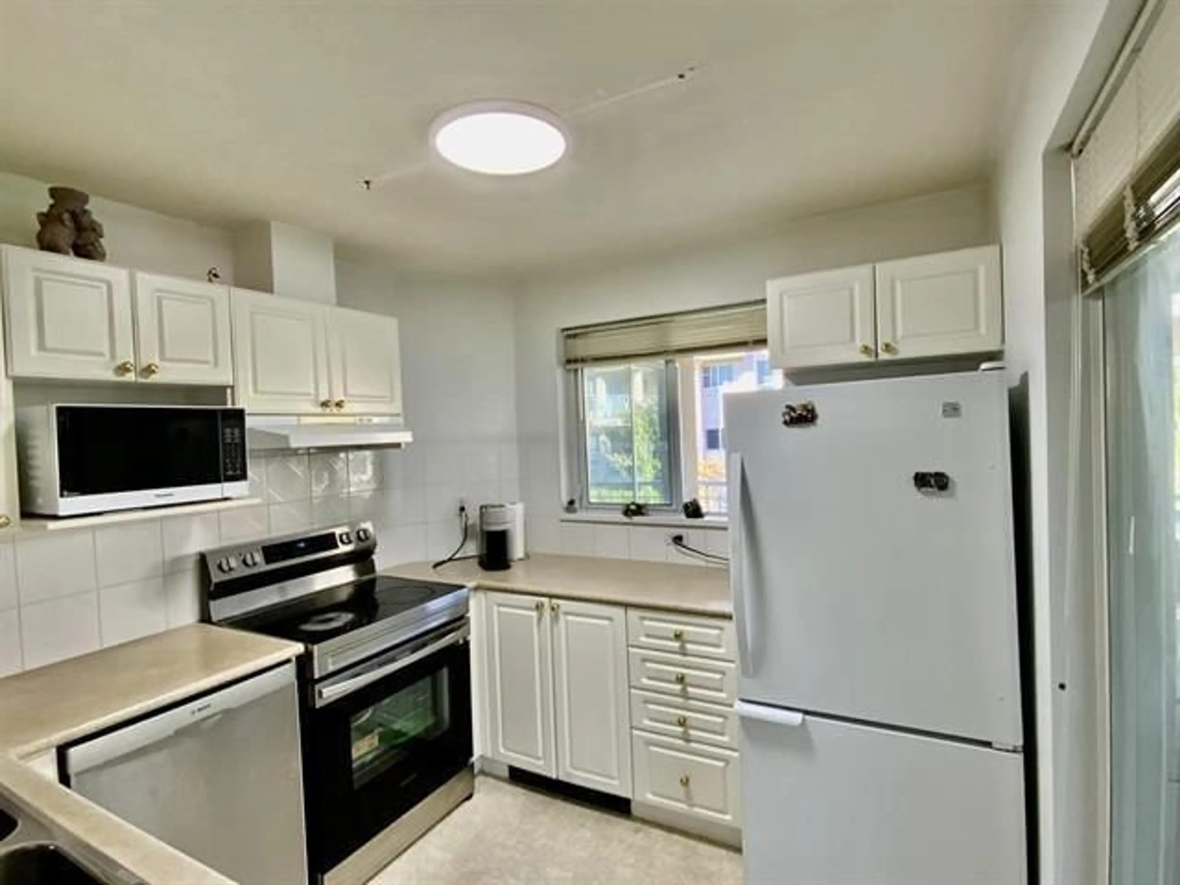 Standard kitchen, unknown for 213 - 13727 74, Surrey British Columbia V3W0M7