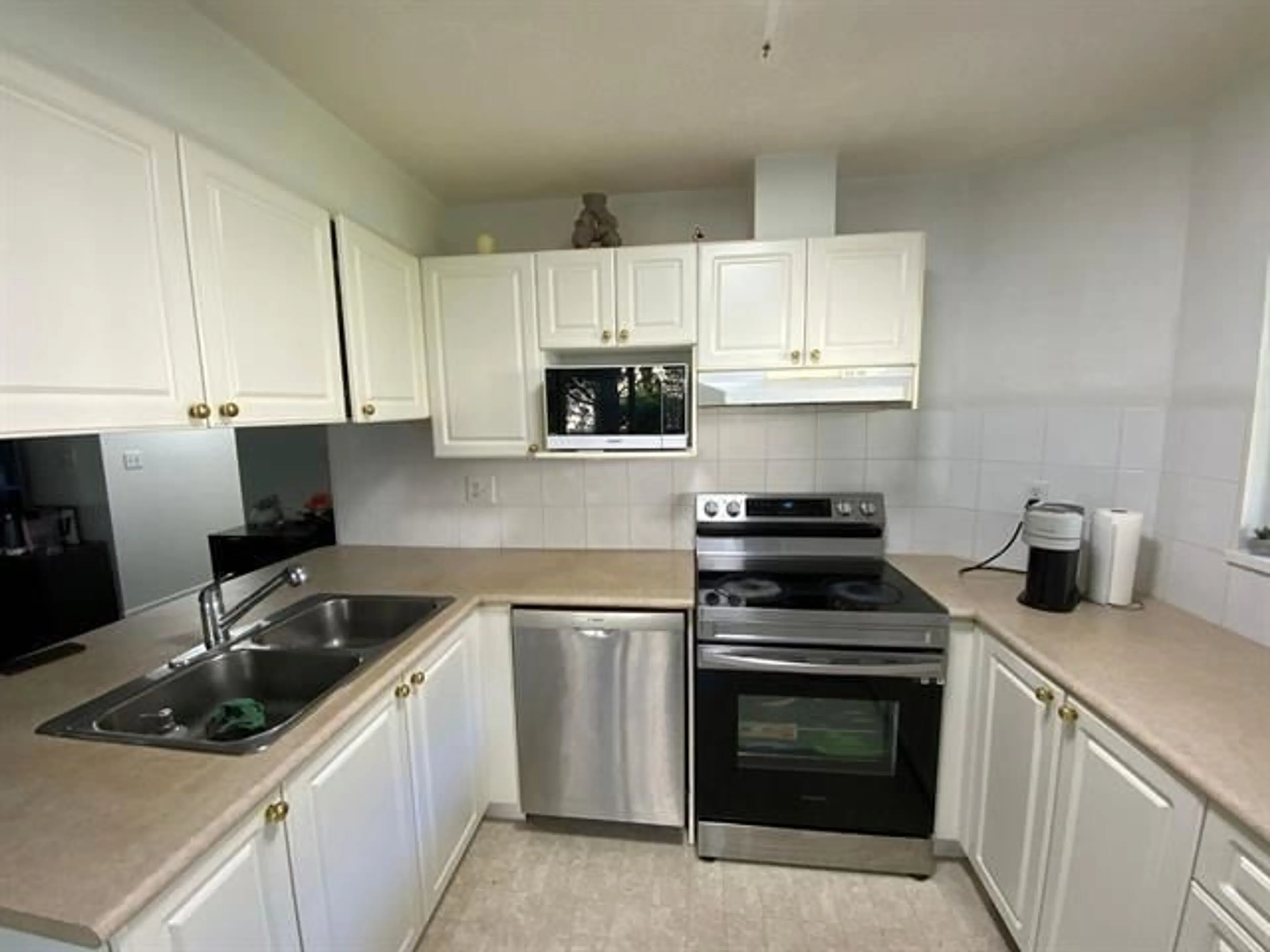 Standard kitchen, unknown for 213 - 13727 74, Surrey British Columbia V3W0M7
