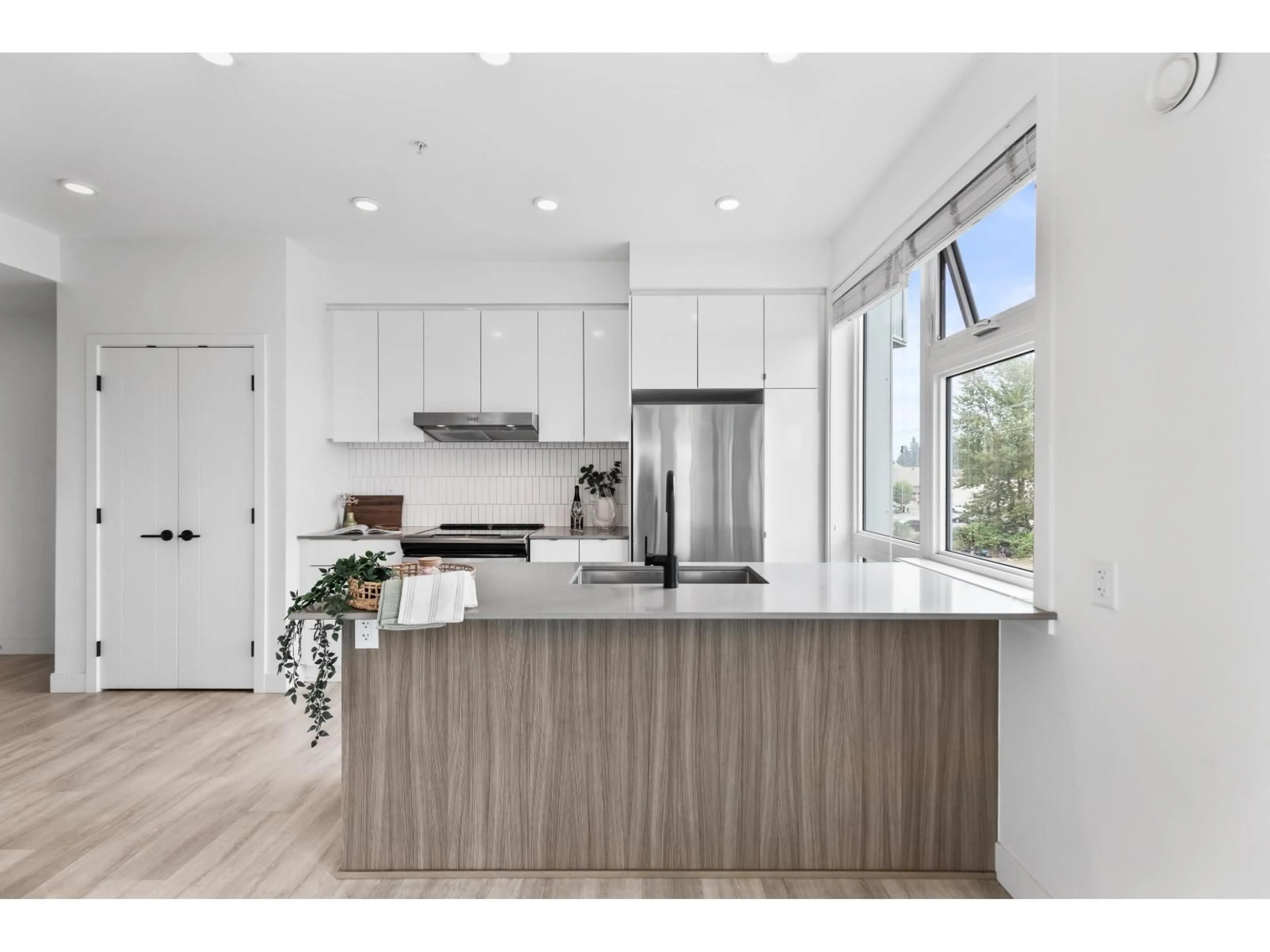 Open concept kitchen, unknown for 401 - 32828 LANDEAU, Abbotsford British Columbia V2S0M4