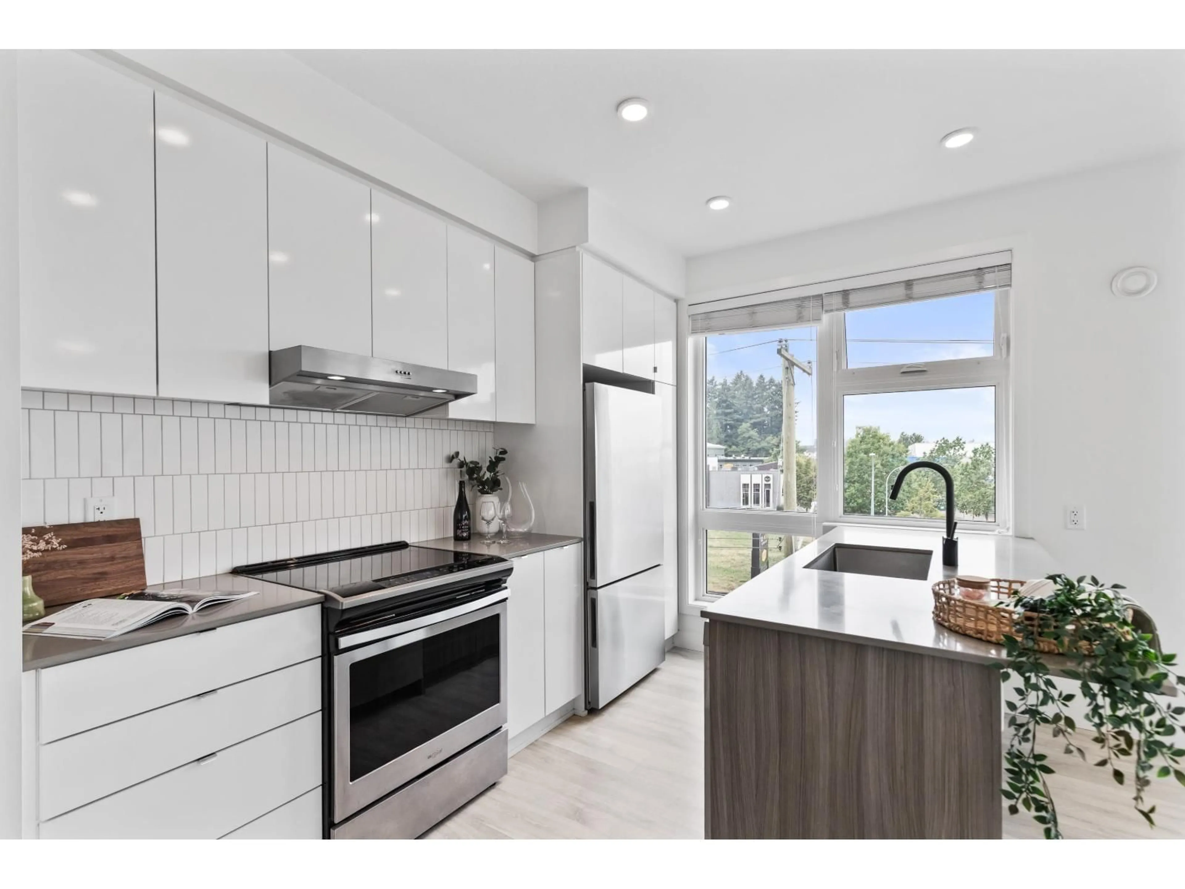 Open concept kitchen, ceramic/tile floor for 401 - 32828 LANDEAU, Abbotsford British Columbia V2S0M4