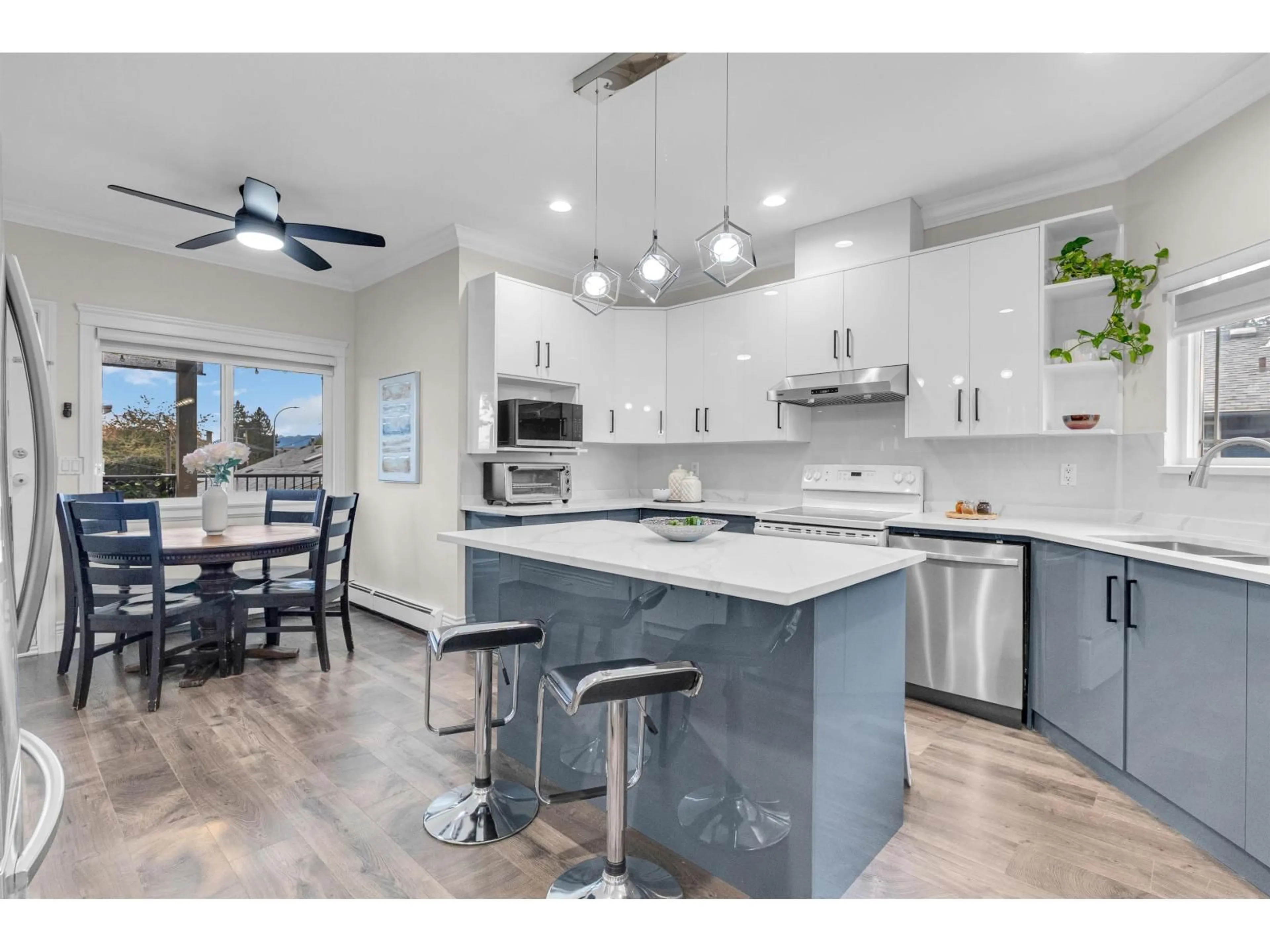 Open concept kitchen, ceramic/tile floor for 13185 73, Surrey British Columbia V3W2R4