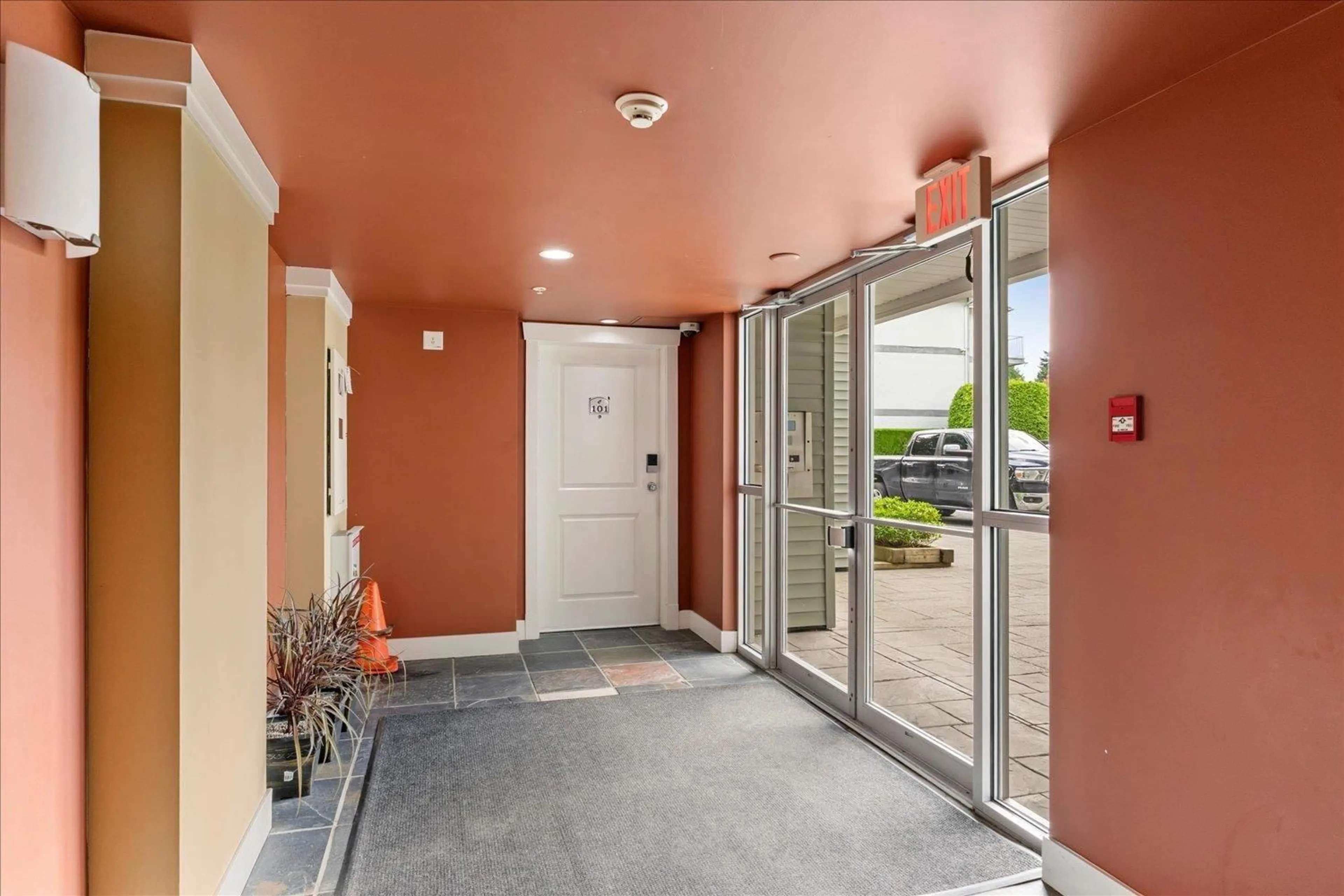 Indoor entryway for 411 - 33255 OLD YALE, Abbotsford British Columbia V2S8R2