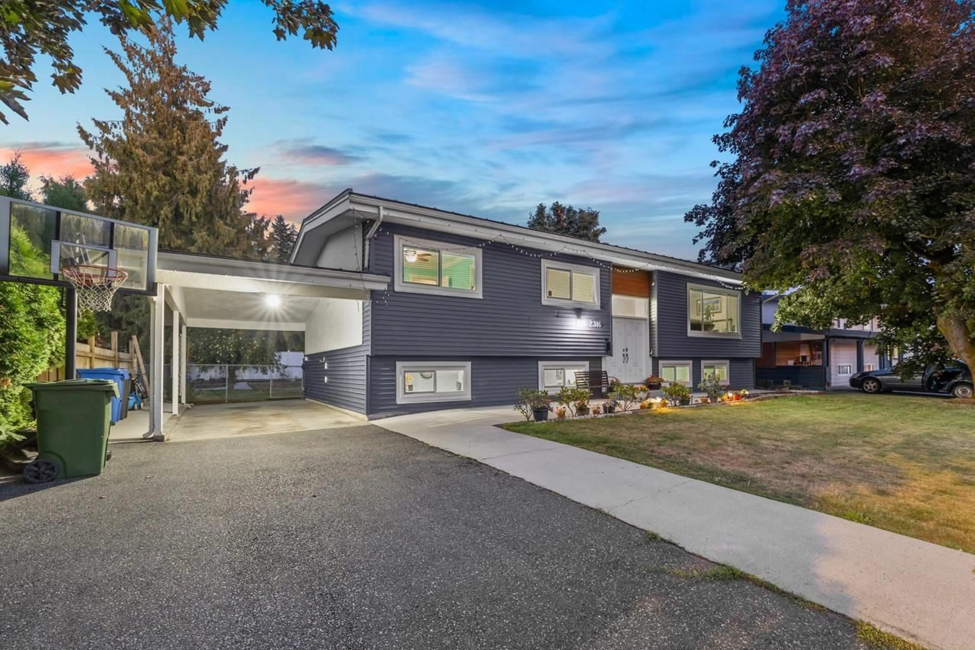 Home with vinyl exterior material, street for 2316 BEAVER, Abbotsford British Columbia V2T3E1