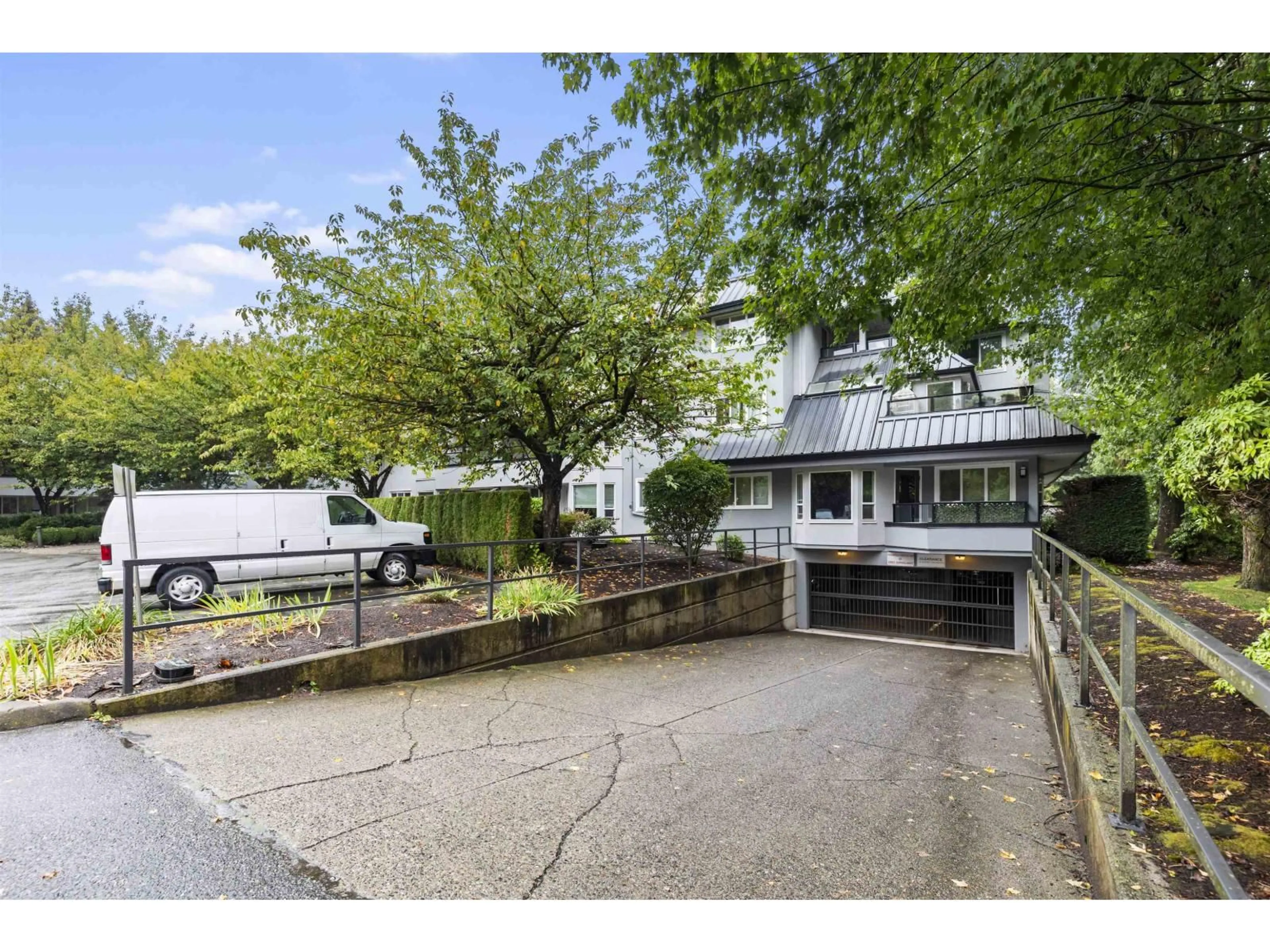 A pic from outside/outdoor area/front of a property/back of a property/a pic from drone, street for 315 - 2700 MCCALLUM, Abbotsford British Columbia V2S6X9
