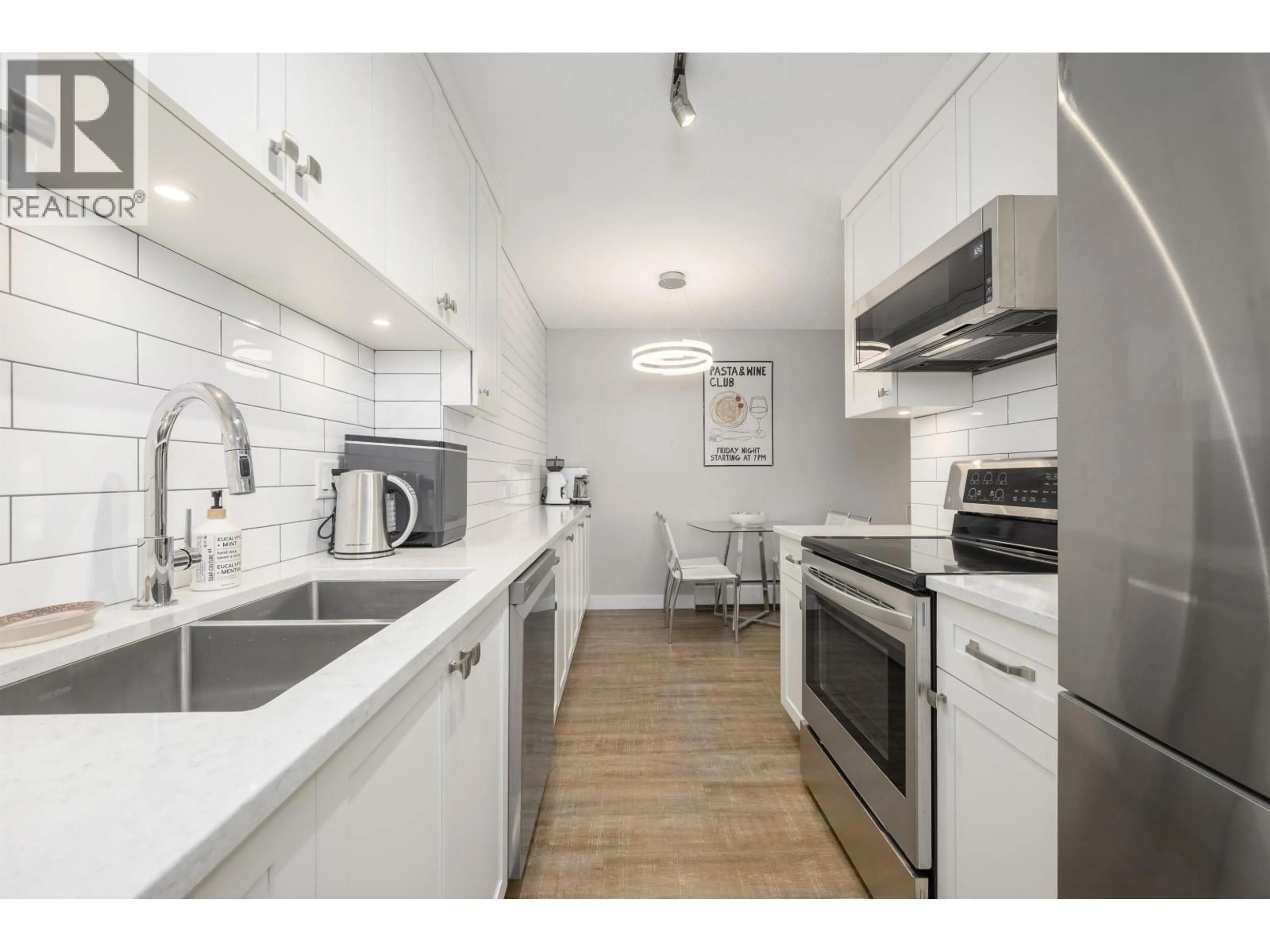 Standard kitchen, unknown for 105 - 308 2ND STREET, North Vancouver British Columbia V7M1E1