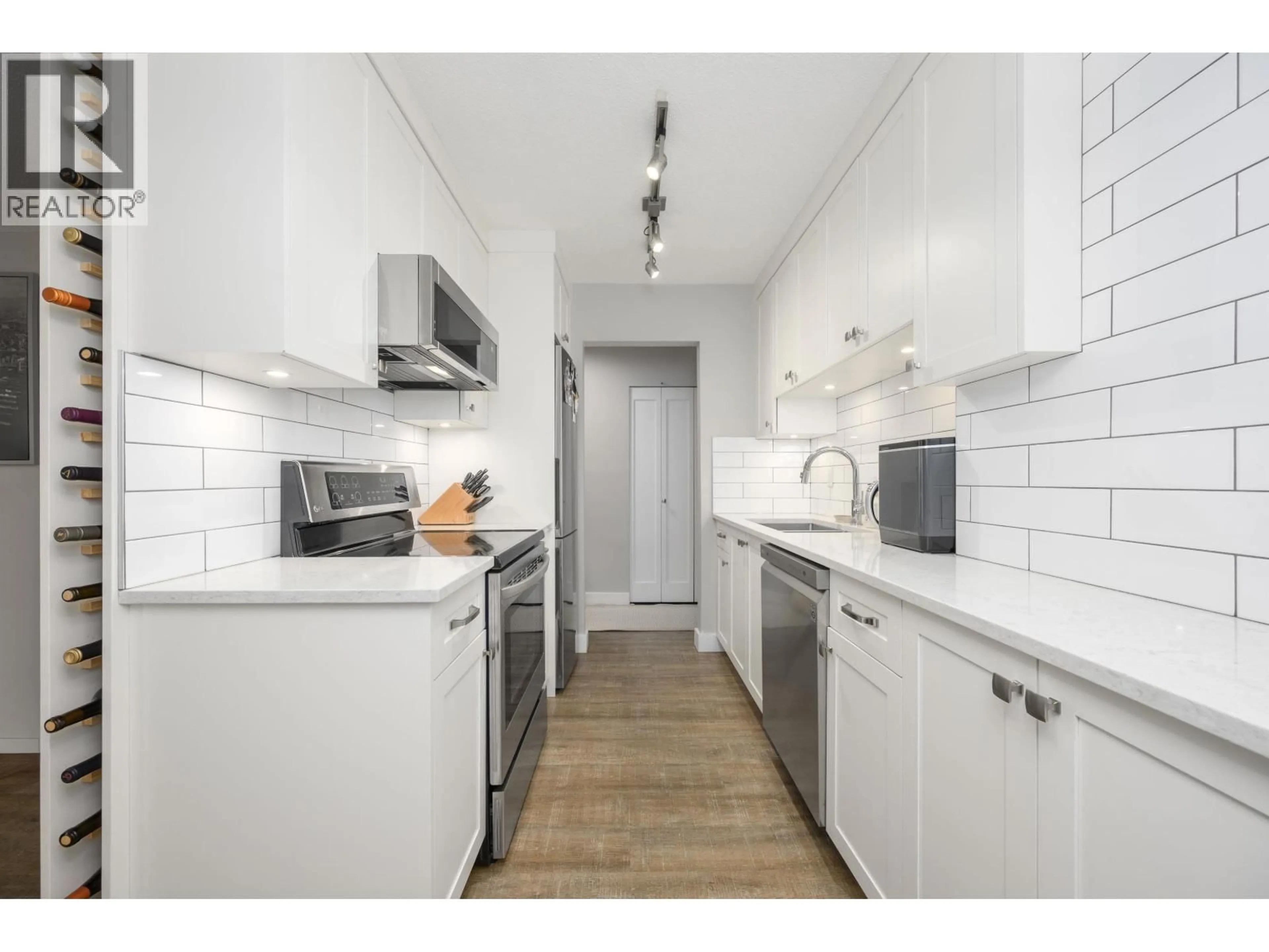 Standard kitchen, unknown for 105 - 308 2ND STREET, North Vancouver British Columbia V7M1E1