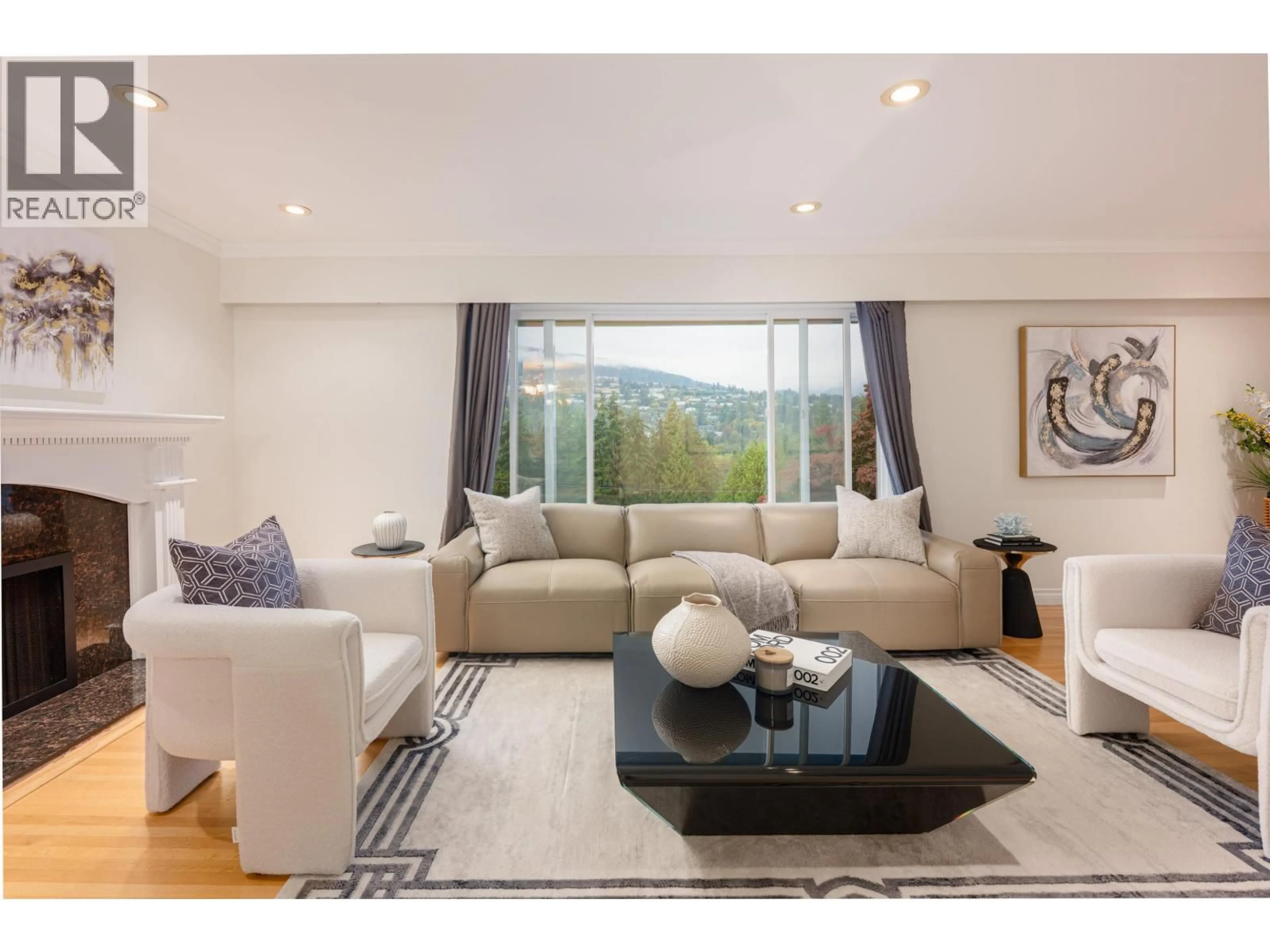 Living room with furniture, wood/laminate floor for 850 JEFFERSON AVENUE, West Vancouver British Columbia V7T2A4