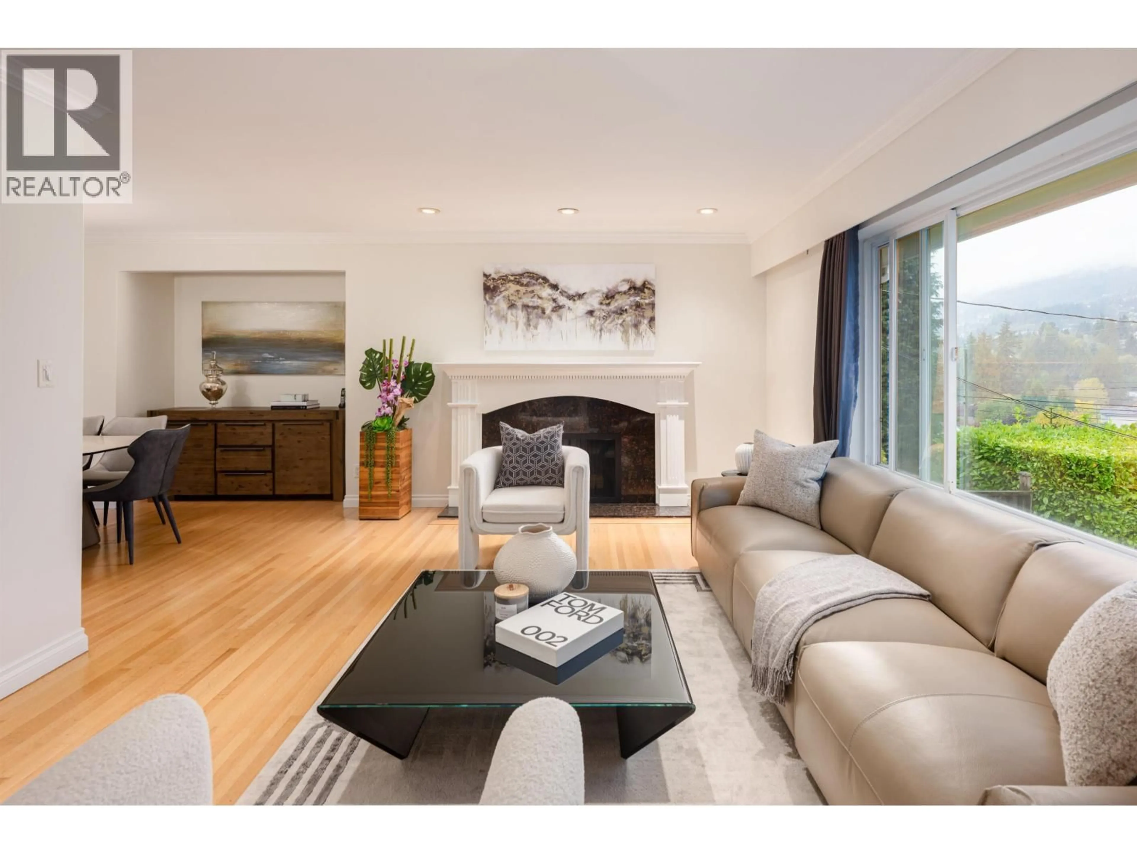 Living room with furniture, wood/laminate floor for 850 JEFFERSON AVENUE, West Vancouver British Columbia V7T2A4