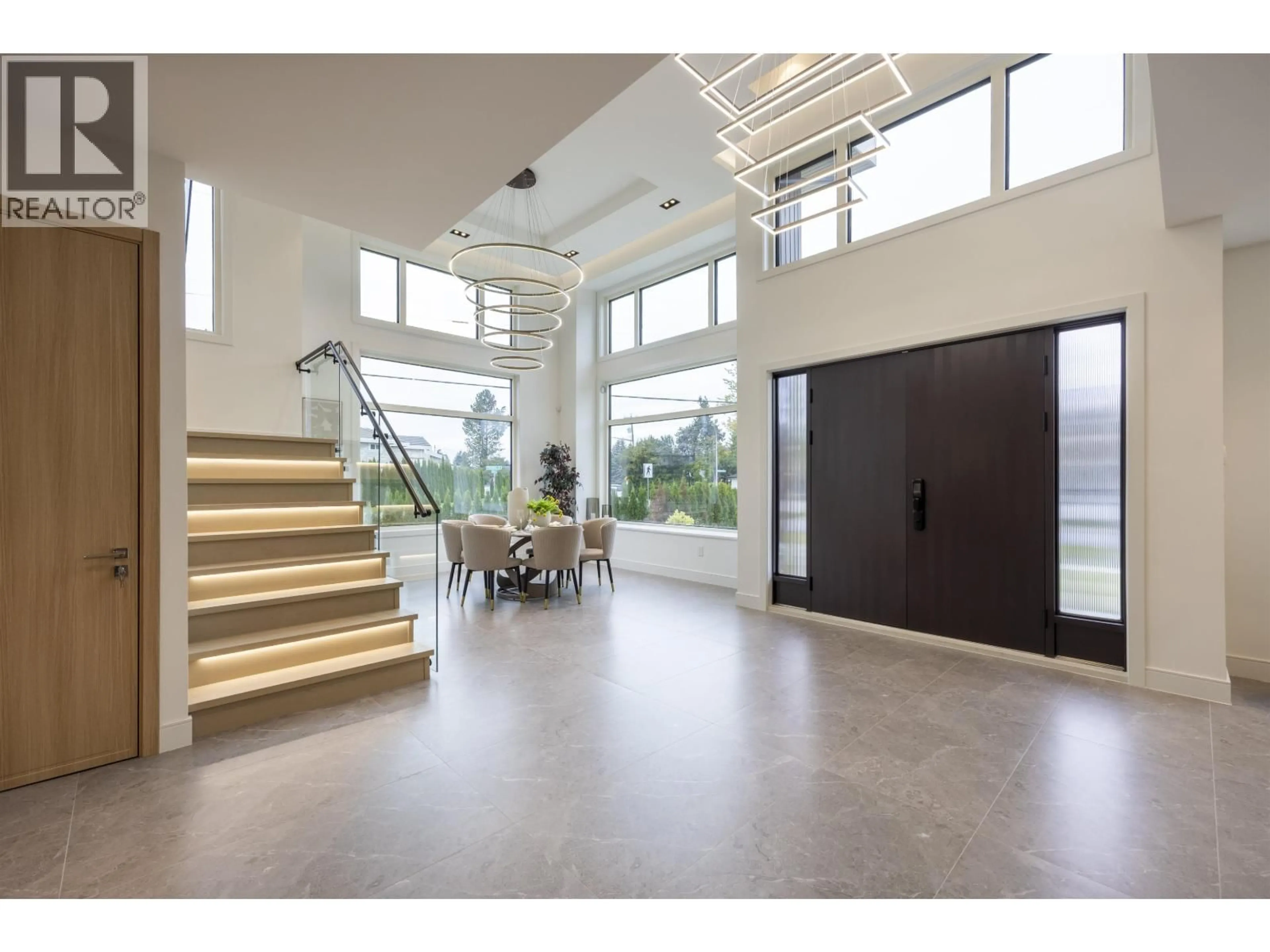 Indoor foyer for 9240 SAUNDERS ROAD, Richmond British Columbia V7A2B1