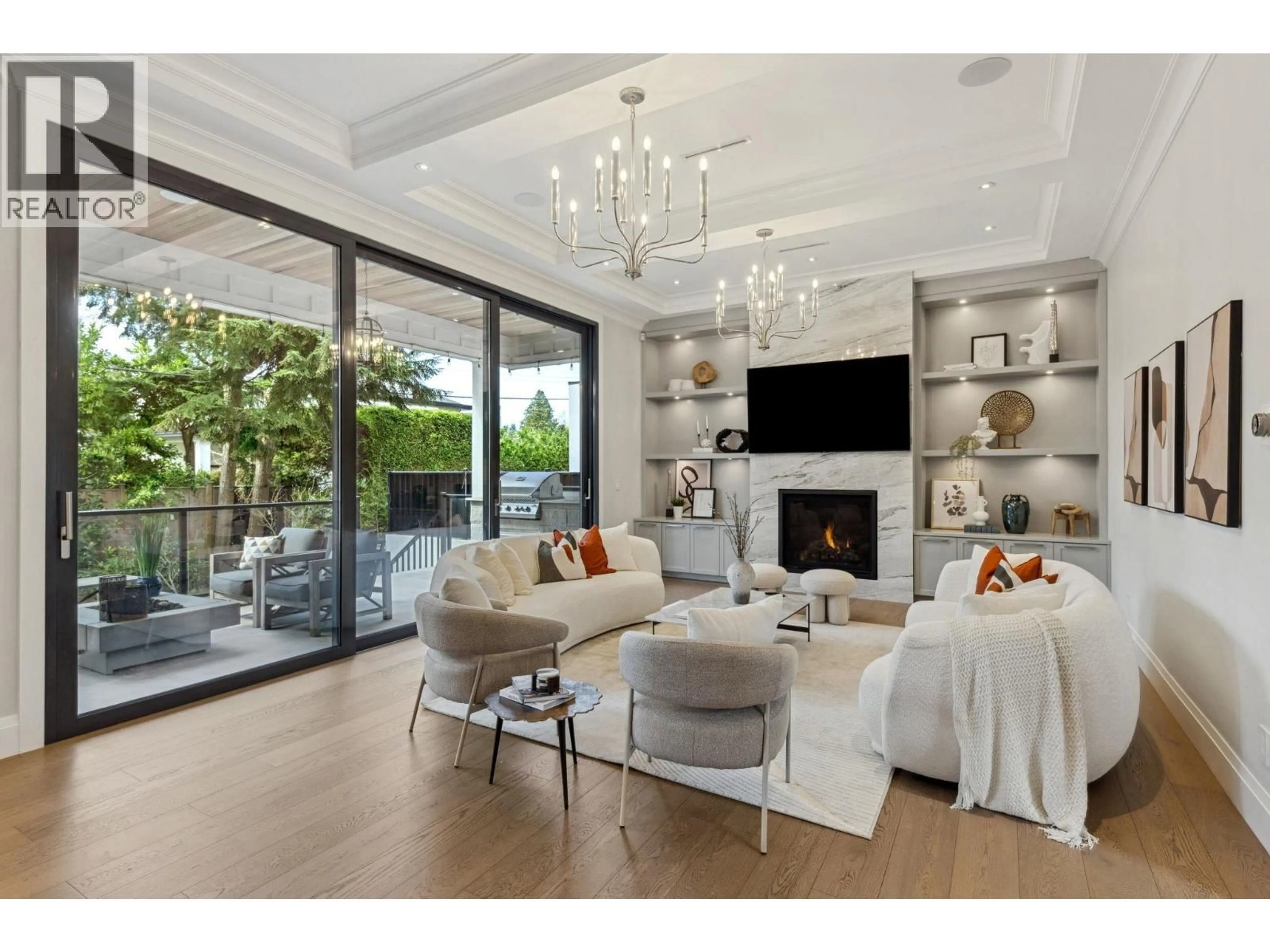 Living room with furniture, unknown for 939 FOREST HILLS DRIVE, North Vancouver British Columbia V7R1M9