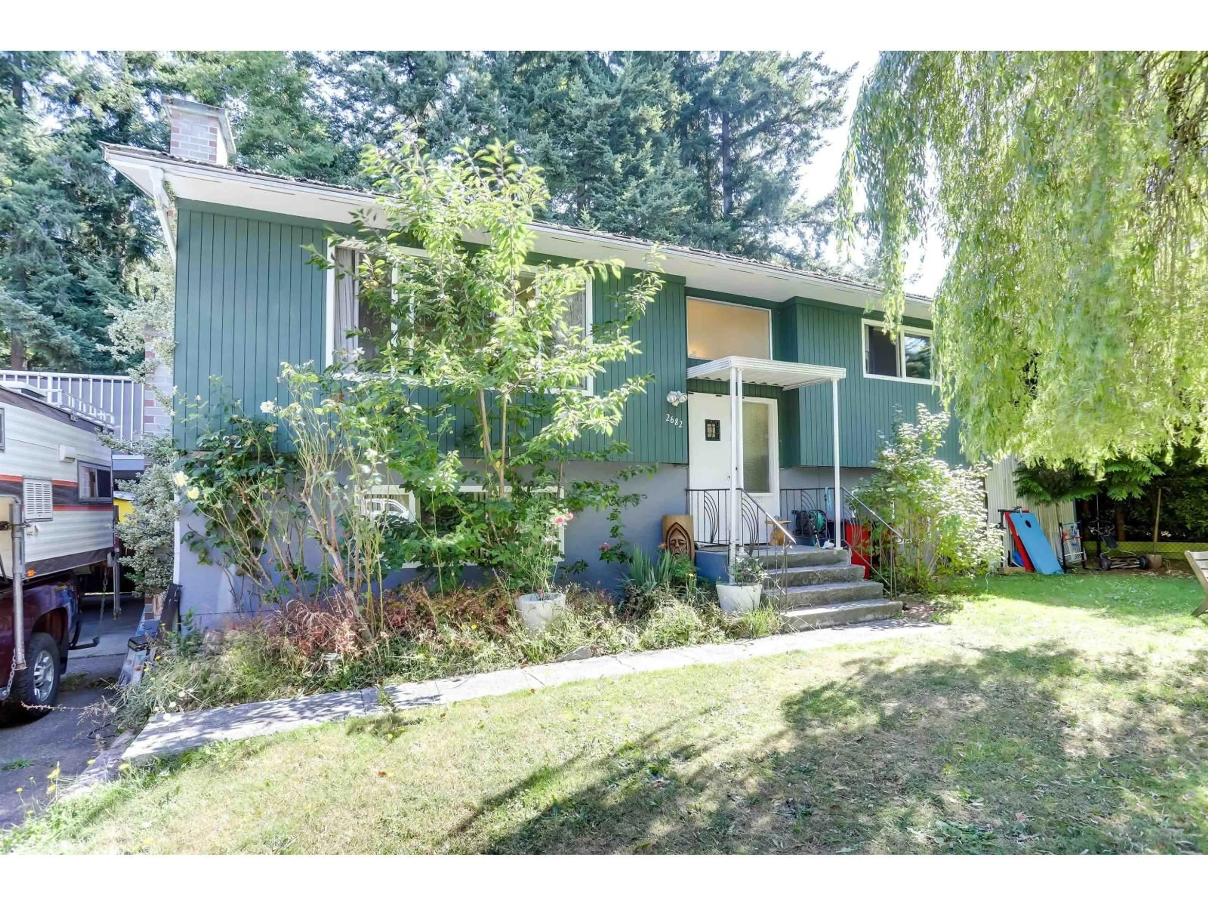 Home with vinyl exterior material, street for 2682 PARKWAY, Surrey British Columbia V4P1E8