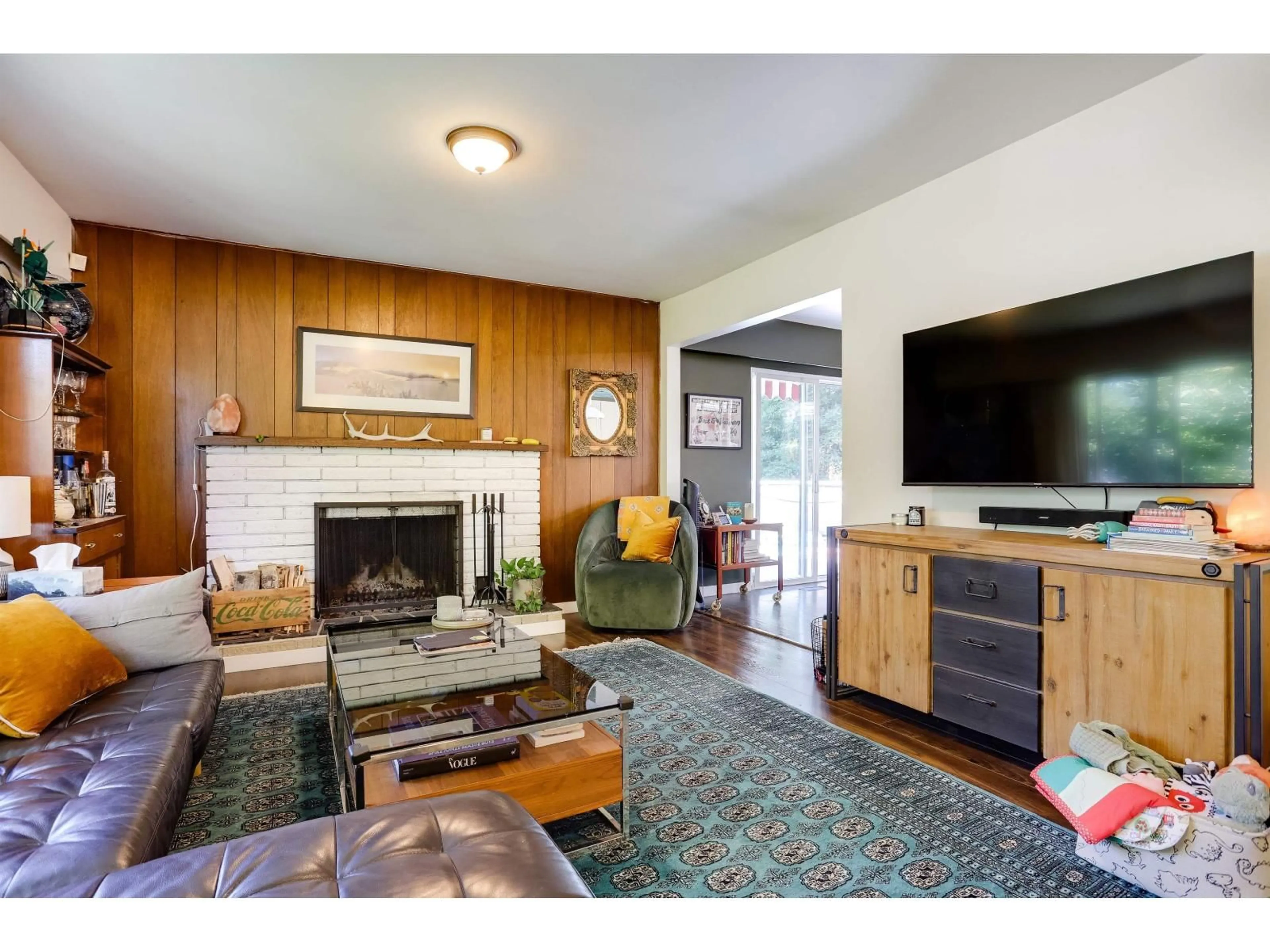 Living room with furniture, wood/laminate floor for 2682 PARKWAY, Surrey British Columbia V4P1E8