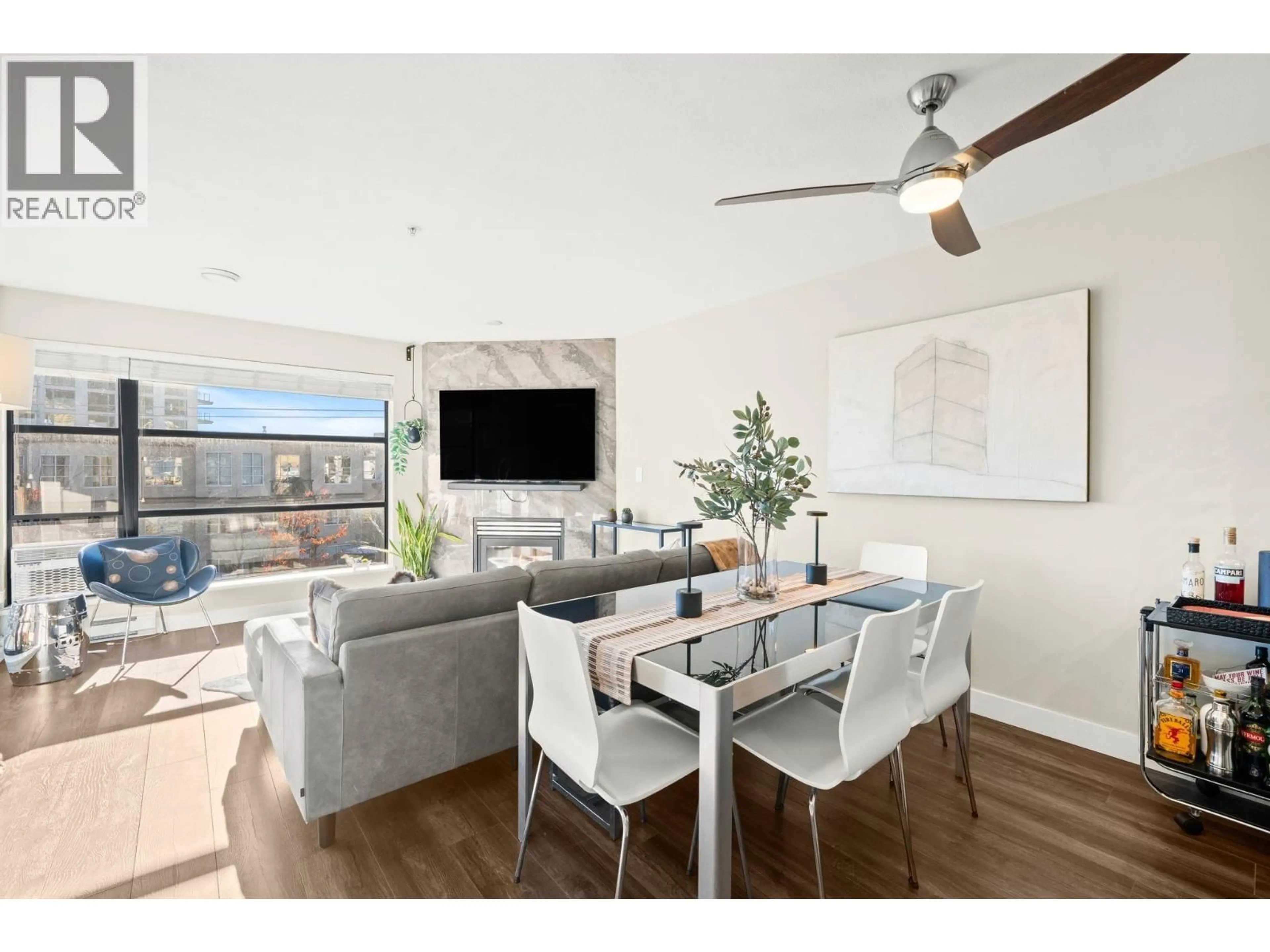 Living room with furniture, unknown for 410 - 124 3RD STREET, North Vancouver British Columbia V7M1E8