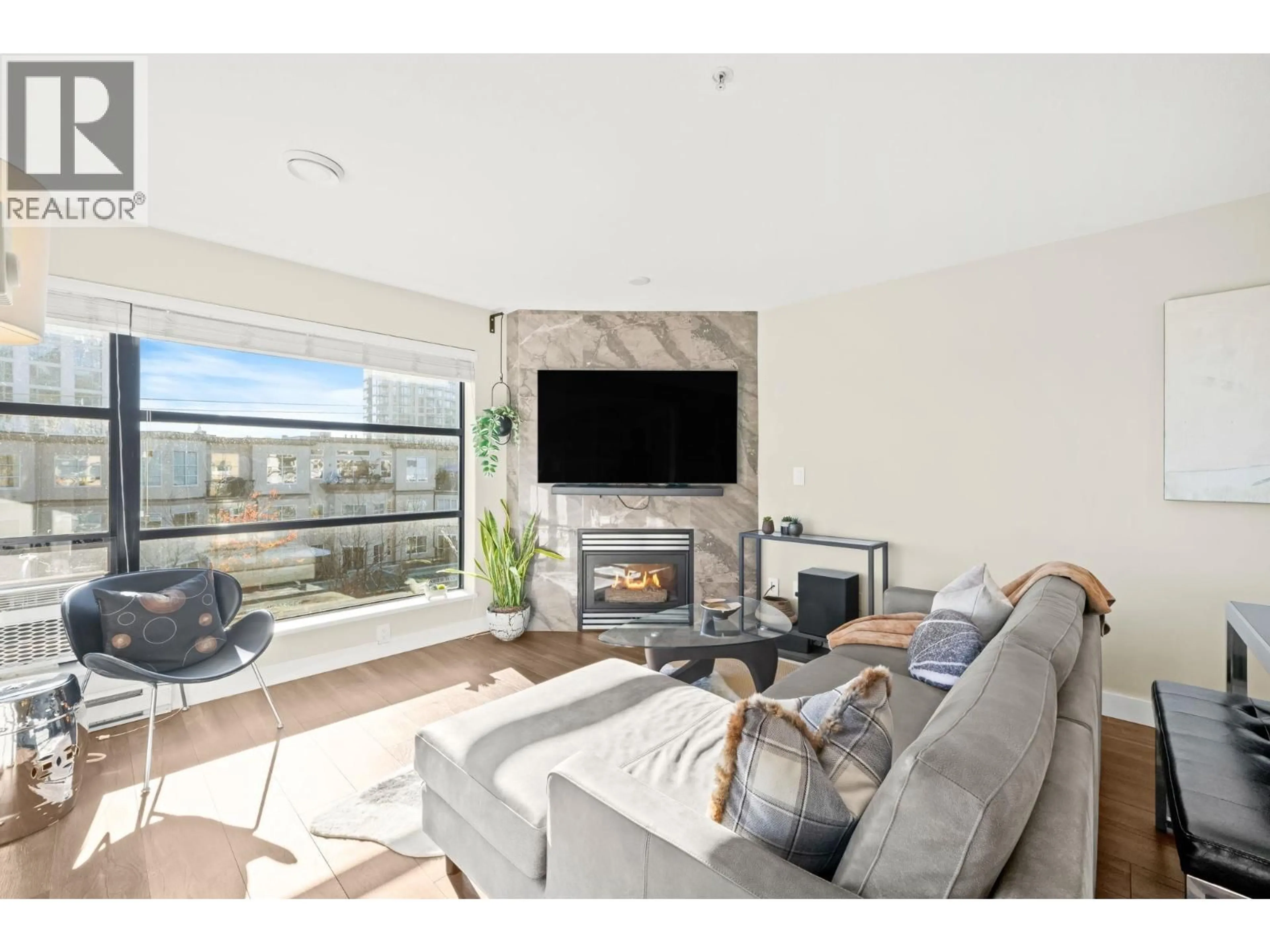 Living room with furniture, unknown for 410 - 124 3RD STREET, North Vancouver British Columbia V7M1E8