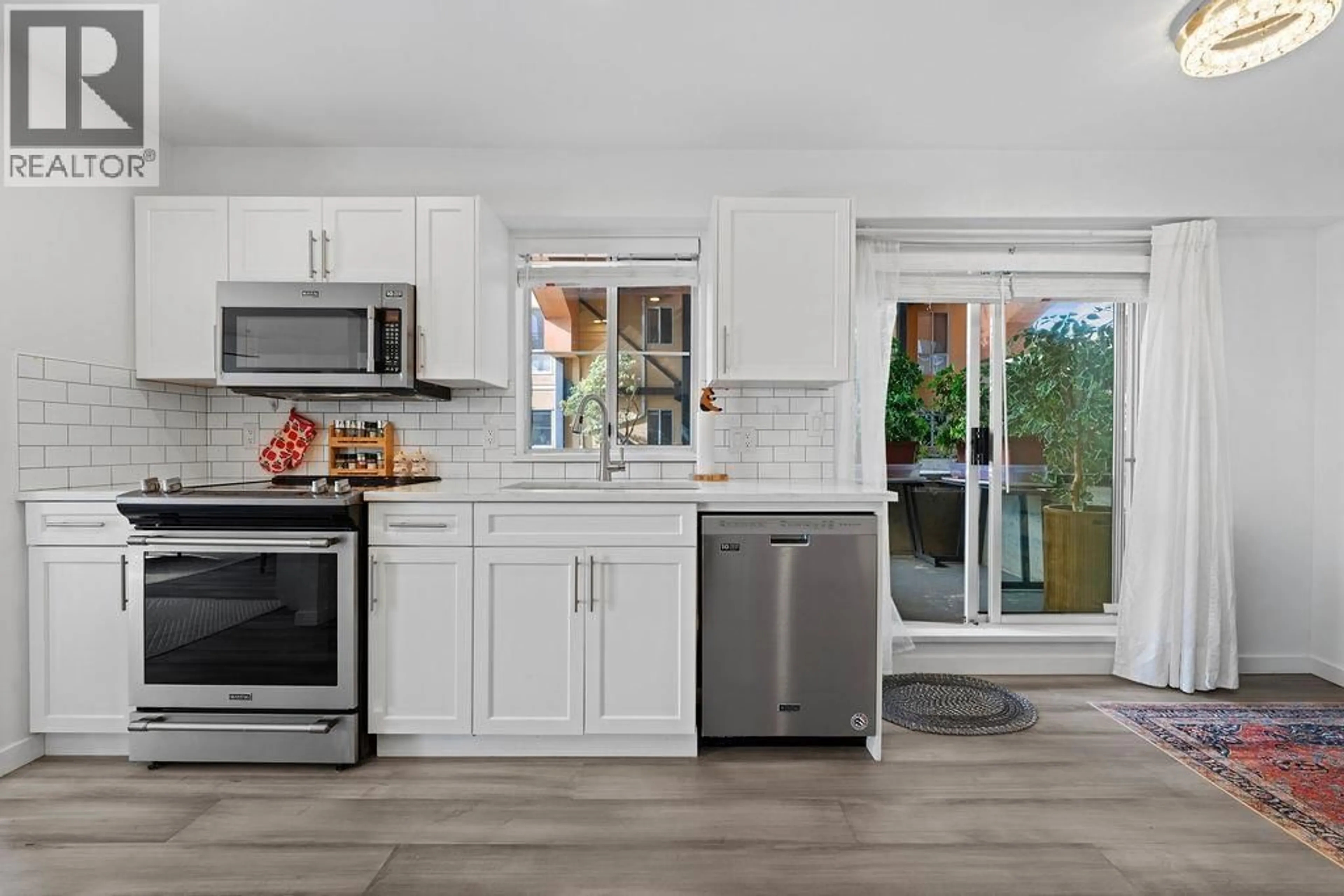 Open concept kitchen, ceramic/tile floor for 111 - 6 RENAISSANCE SQUARE, New Westminster British Columbia V3M6N8