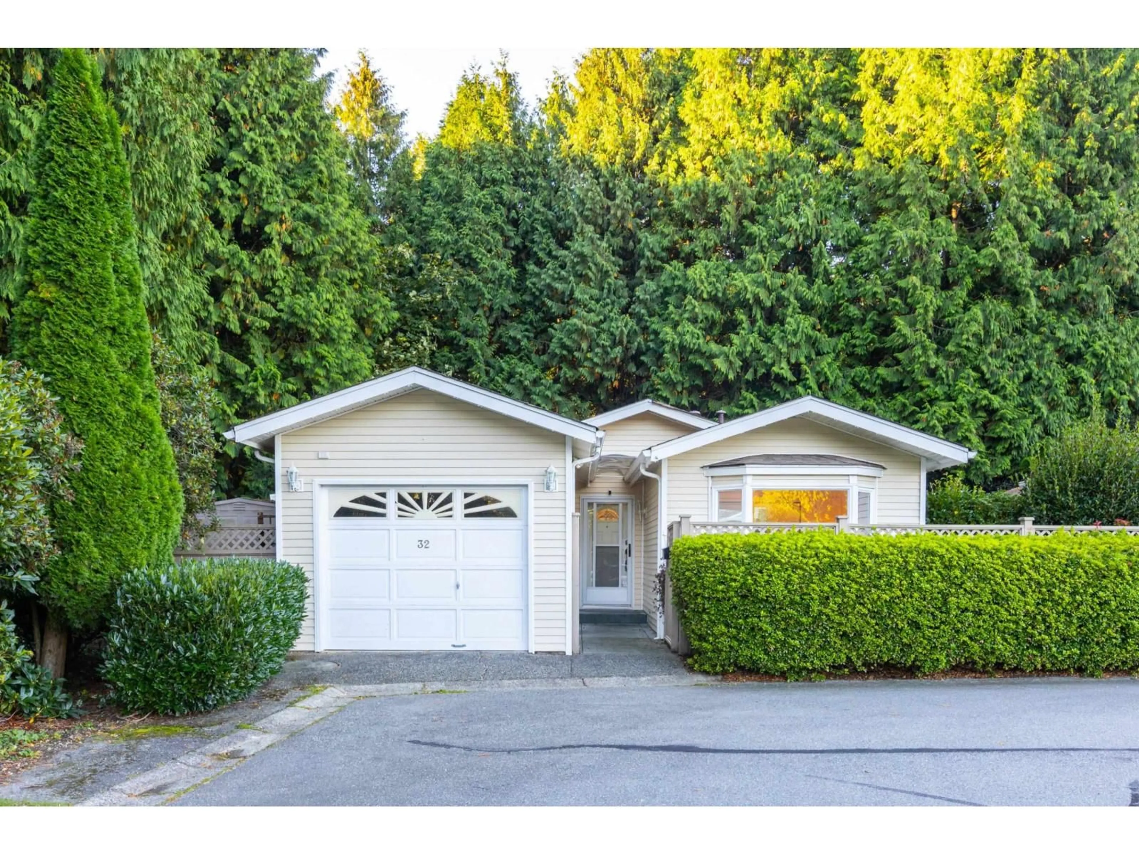 Home with vinyl exterior material, street for 32 - 1400 164, Surrey British Columbia V4A8T4