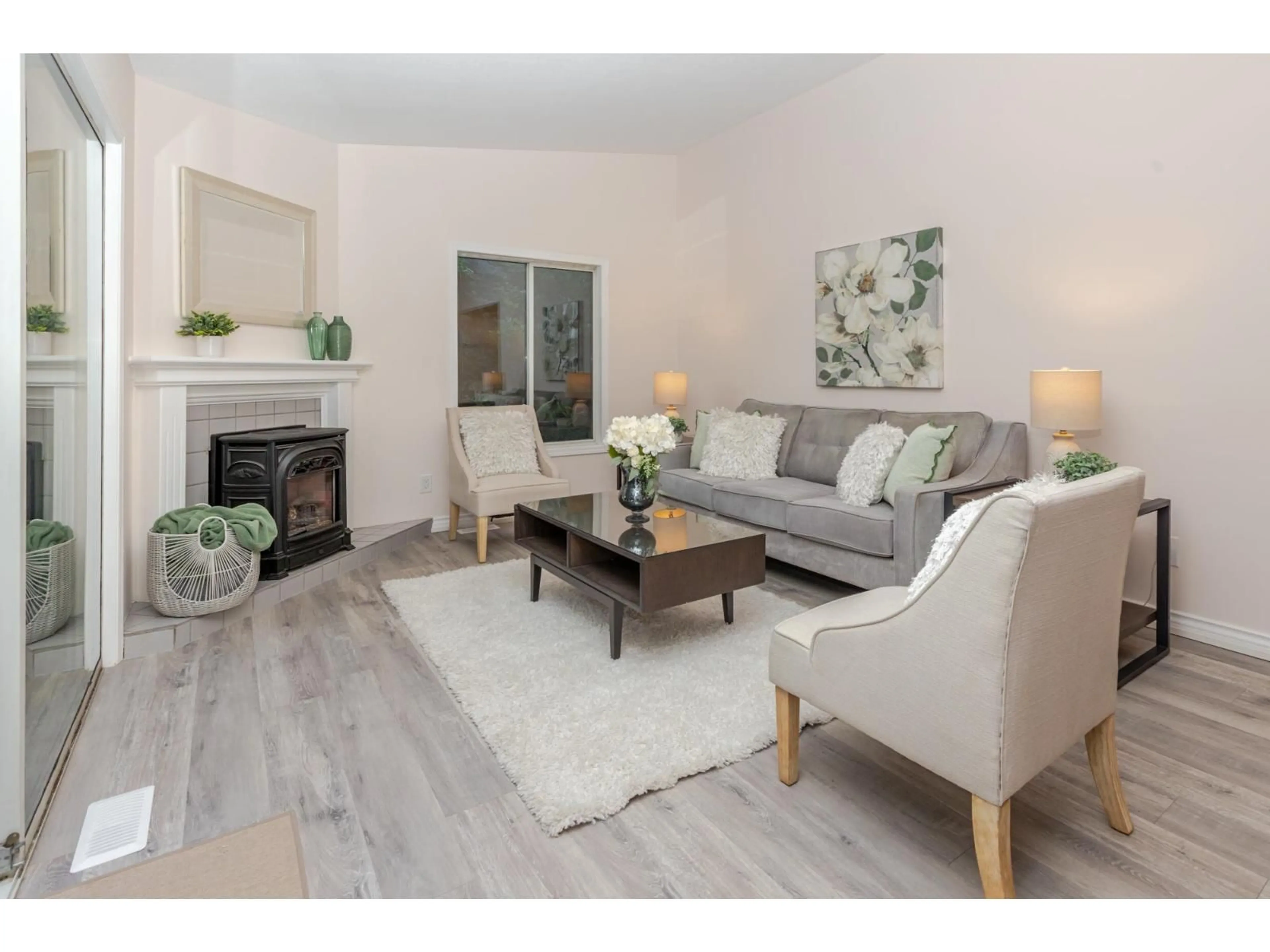 Living room with furniture, wood/laminate floor for 32 - 1400 164, Surrey British Columbia V4A8T4