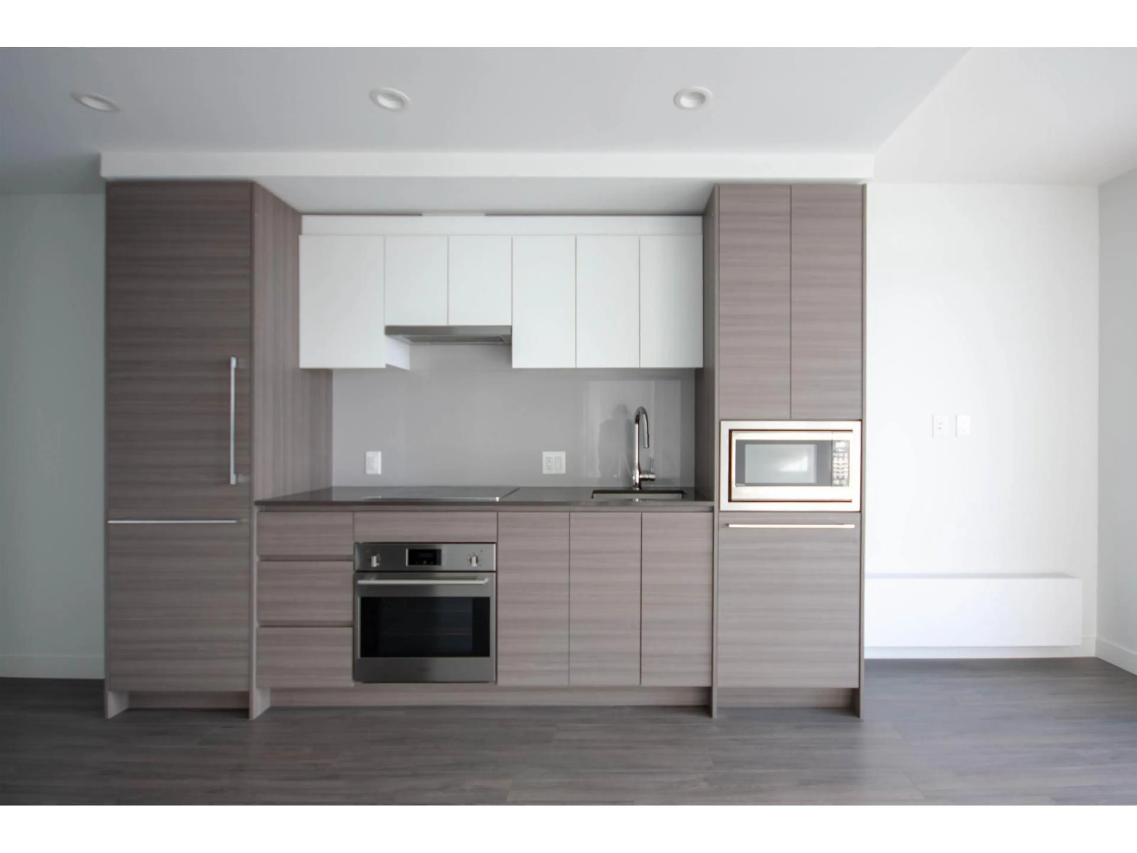 Standard kitchen, wood/laminate floor for 512 - 13655 FRASER, Surrey British Columbia V3T0P8