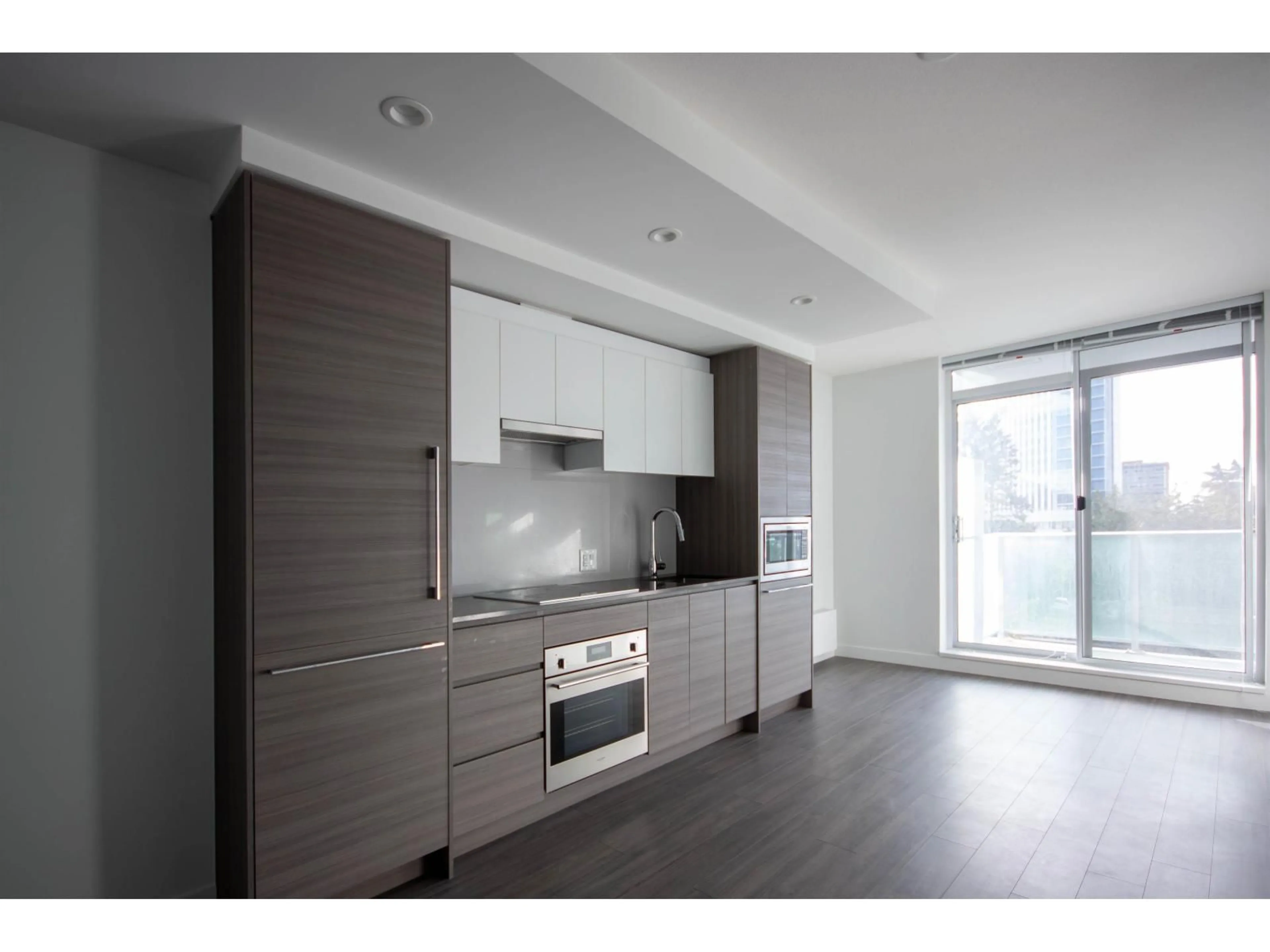 Standard kitchen, wood/laminate floor for 512 - 13655 FRASER, Surrey British Columbia V3T0P8