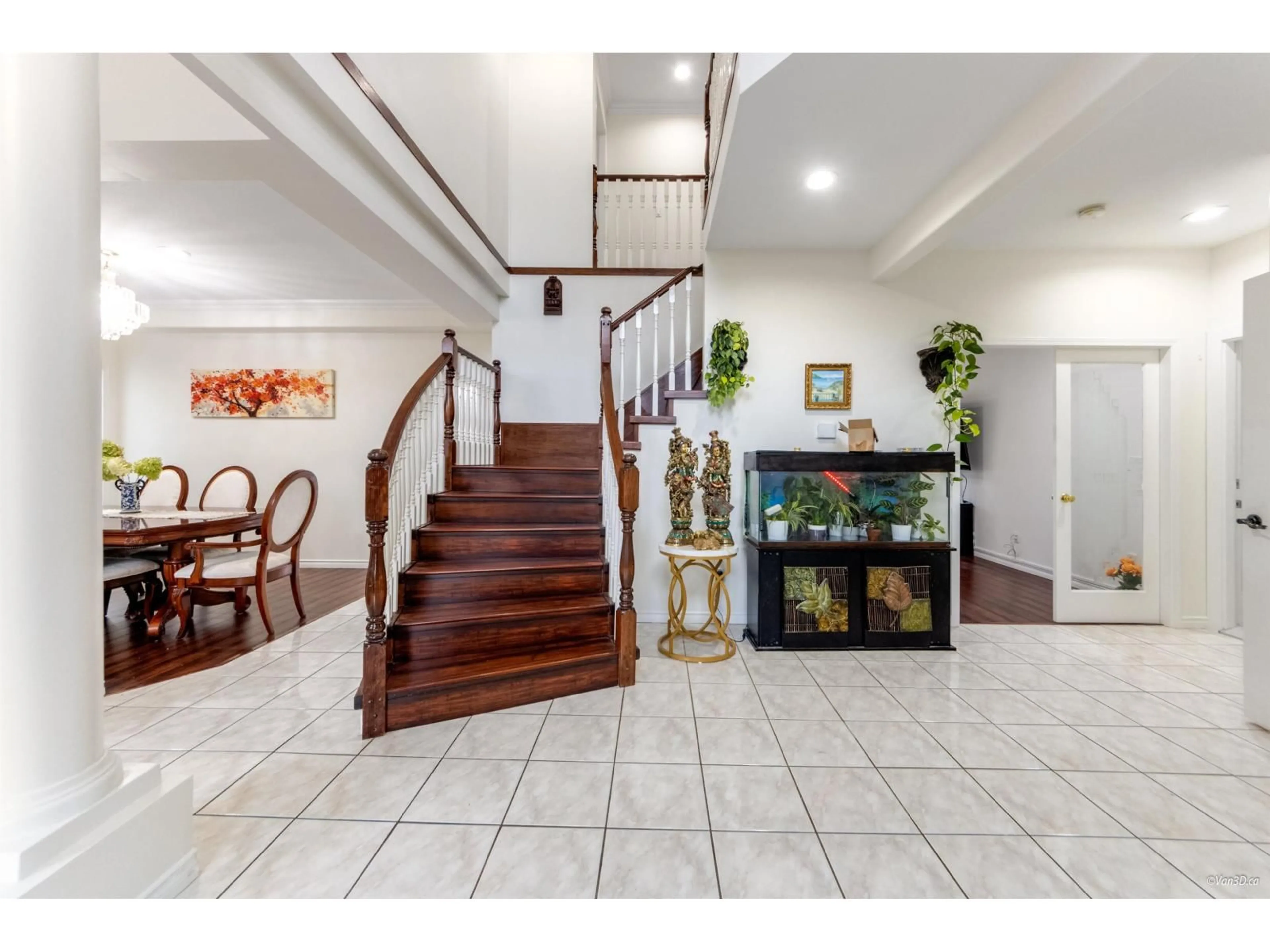 Indoor foyer for 5933 137A, Surrey British Columbia V3X3K9