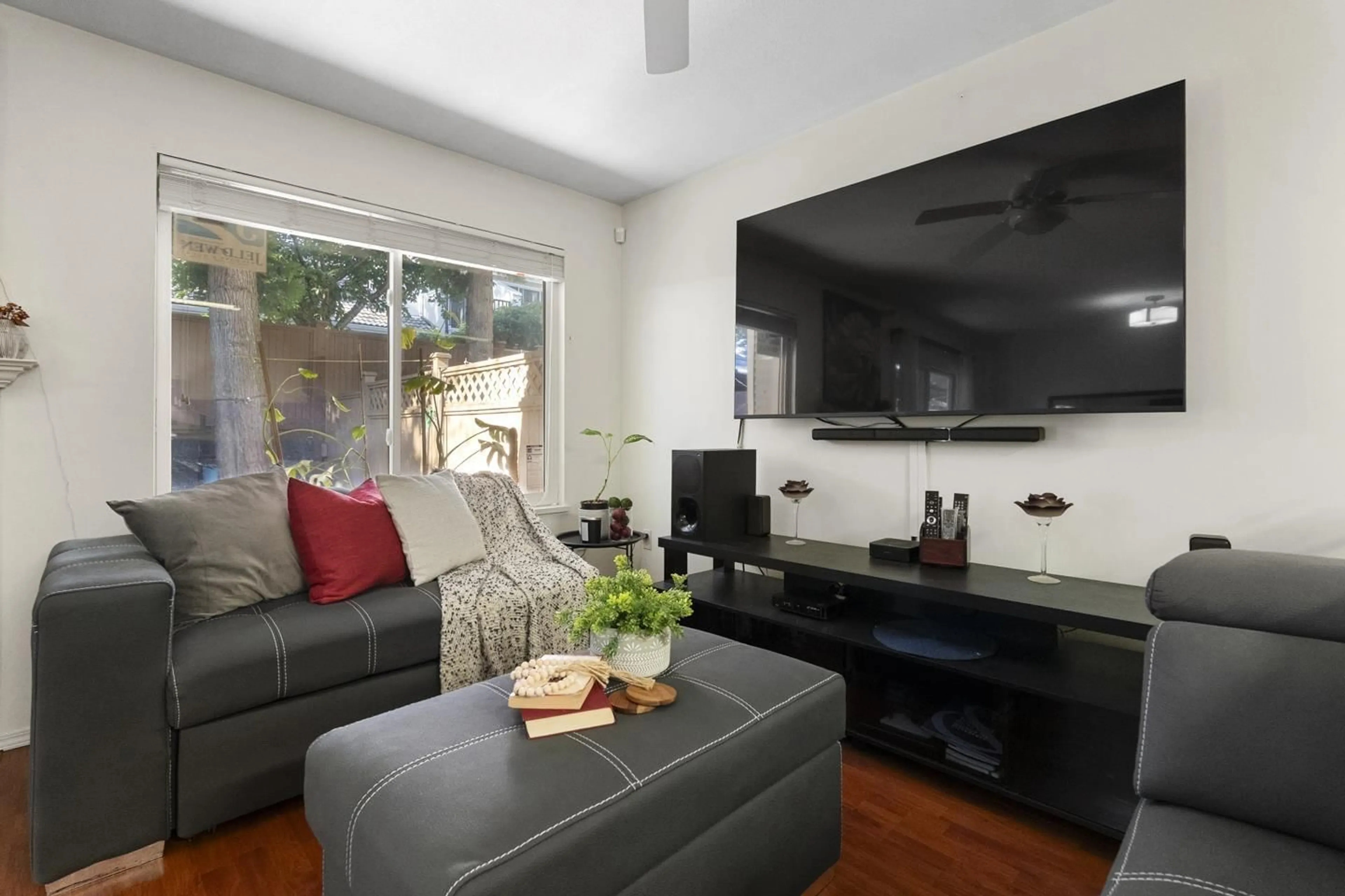 Living room with furniture, unknown for 43 - 10051 155, Surrey British Columbia V3R0S1