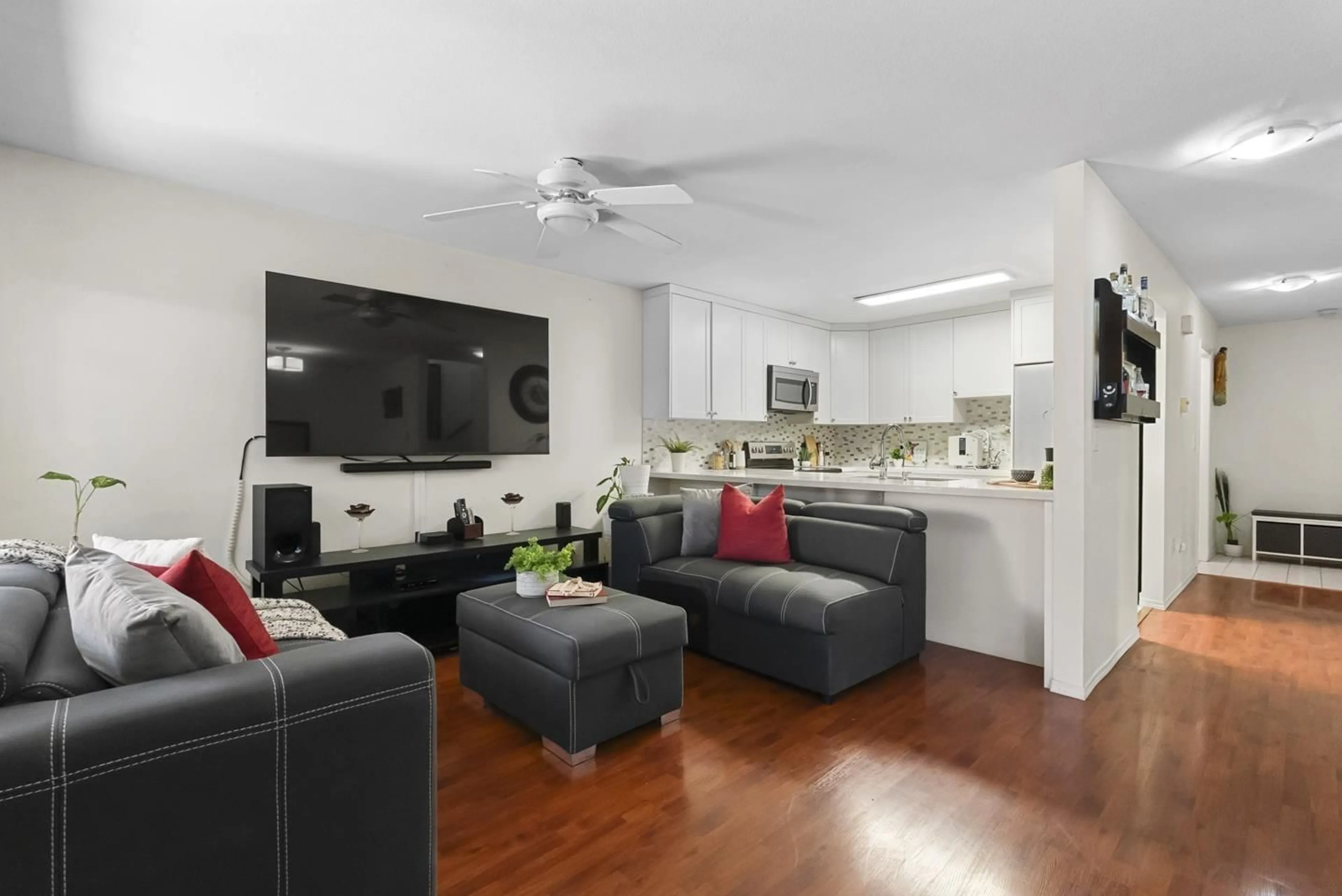 Living room with furniture, unknown for 43 - 10051 155, Surrey British Columbia V3R0S1