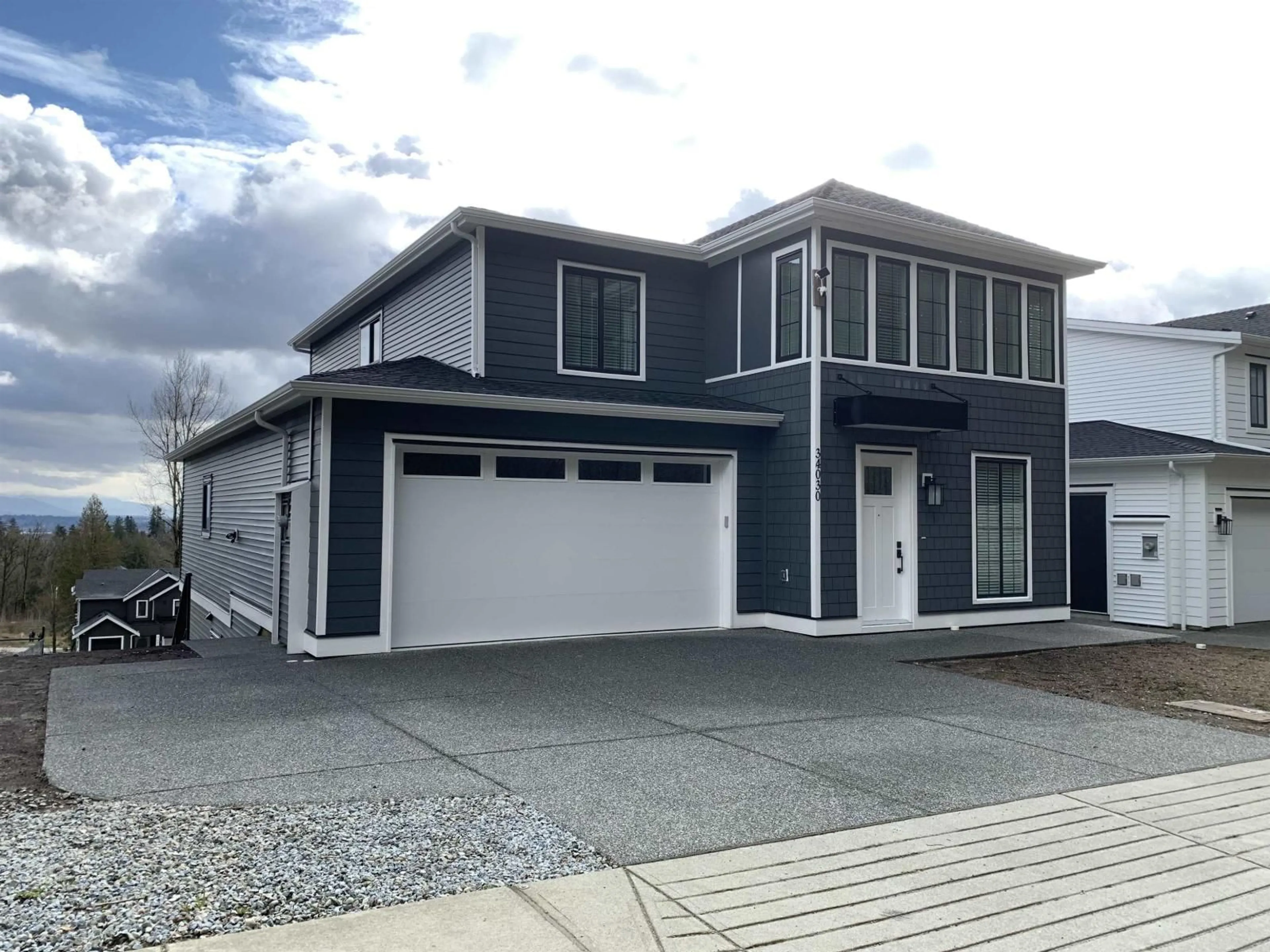 Home with vinyl exterior material, street for 34030 PARR, Mission British Columbia V2V6B2