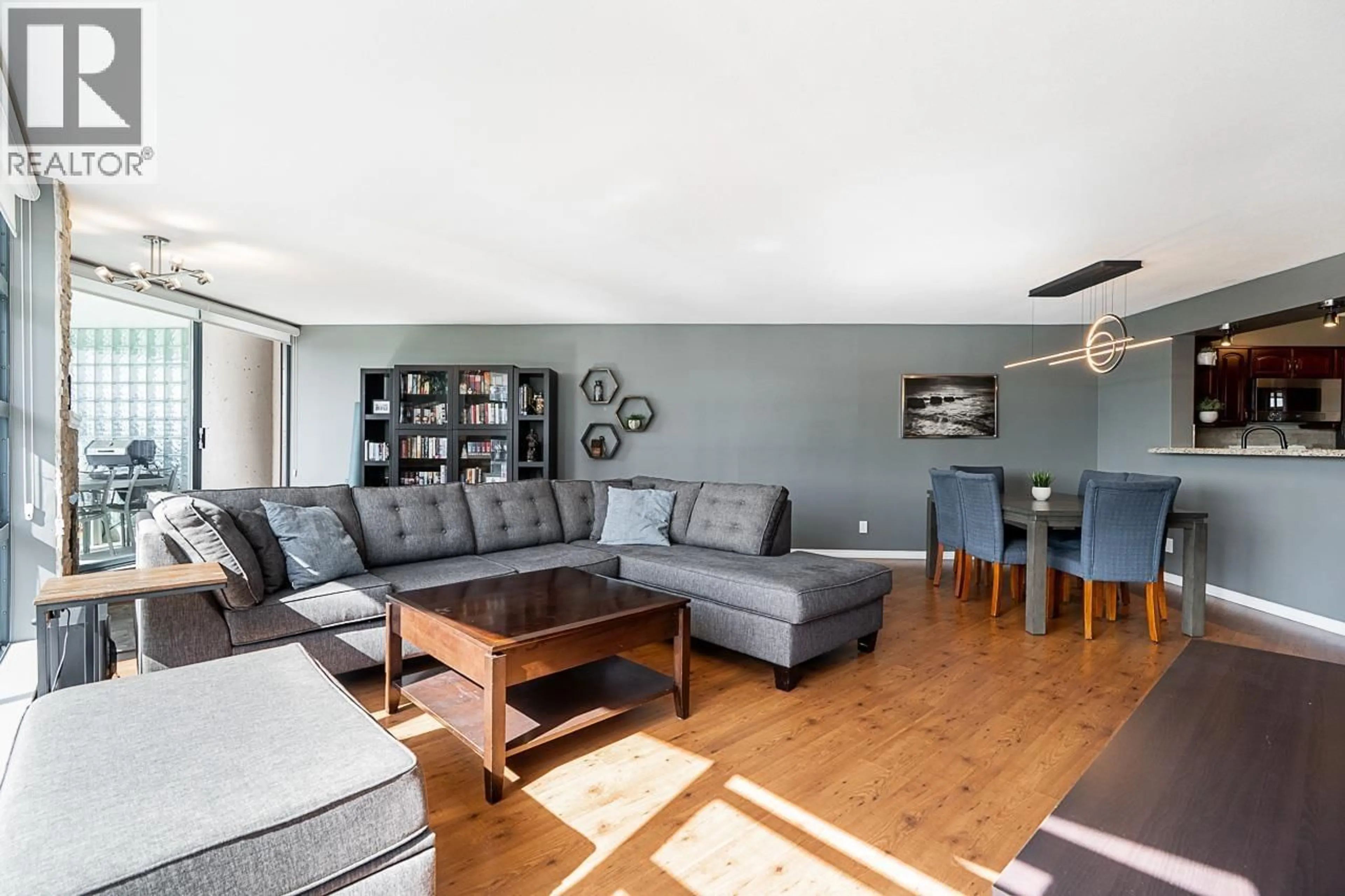 Living room with furniture, wood/laminate floor for 403 - 98 TENTH STREET, New Westminster British Columbia V3M6L8