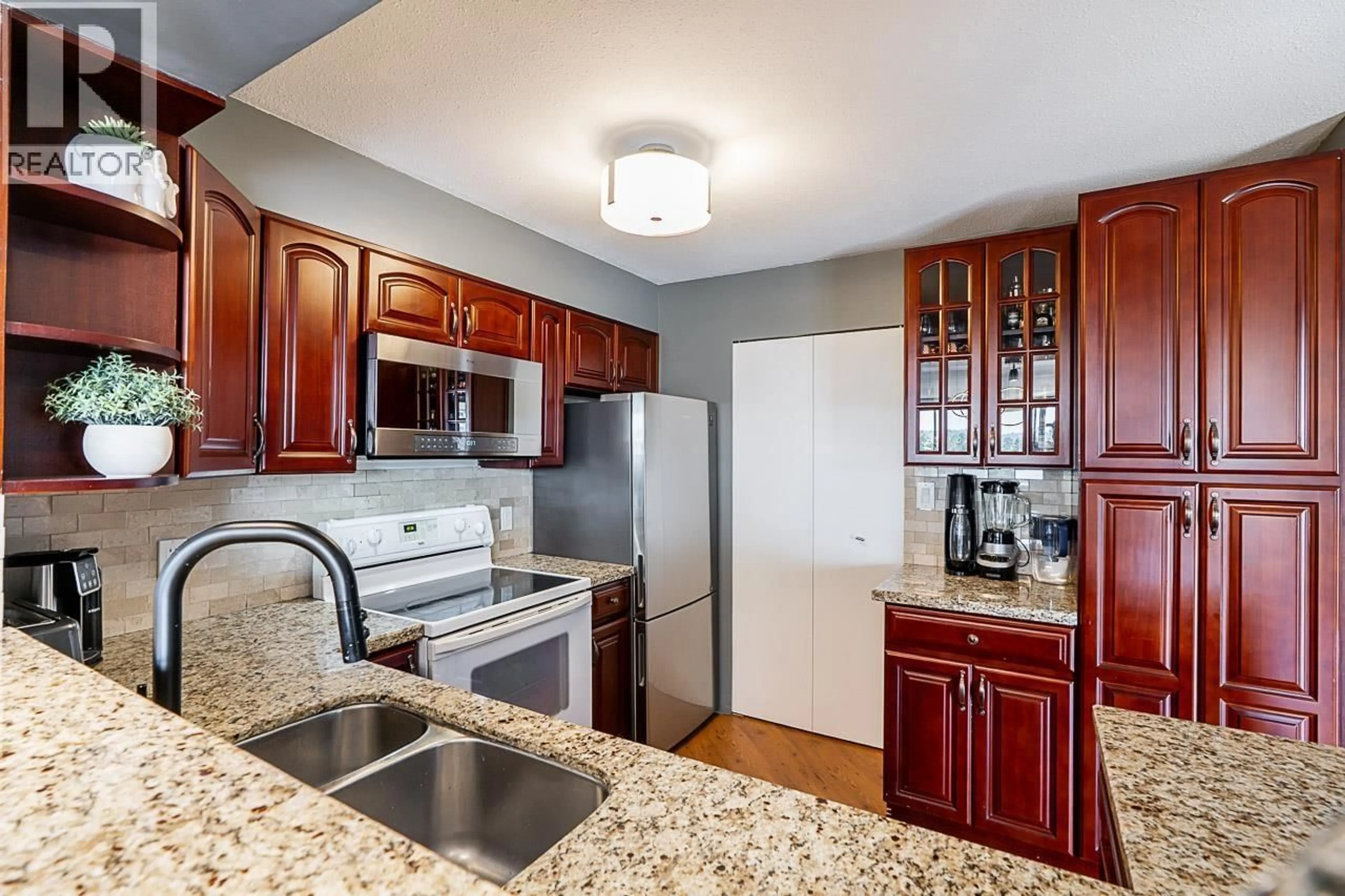 Standard kitchen, ceramic/tile floor for 403 - 98 TENTH STREET, New Westminster British Columbia V3M6L8