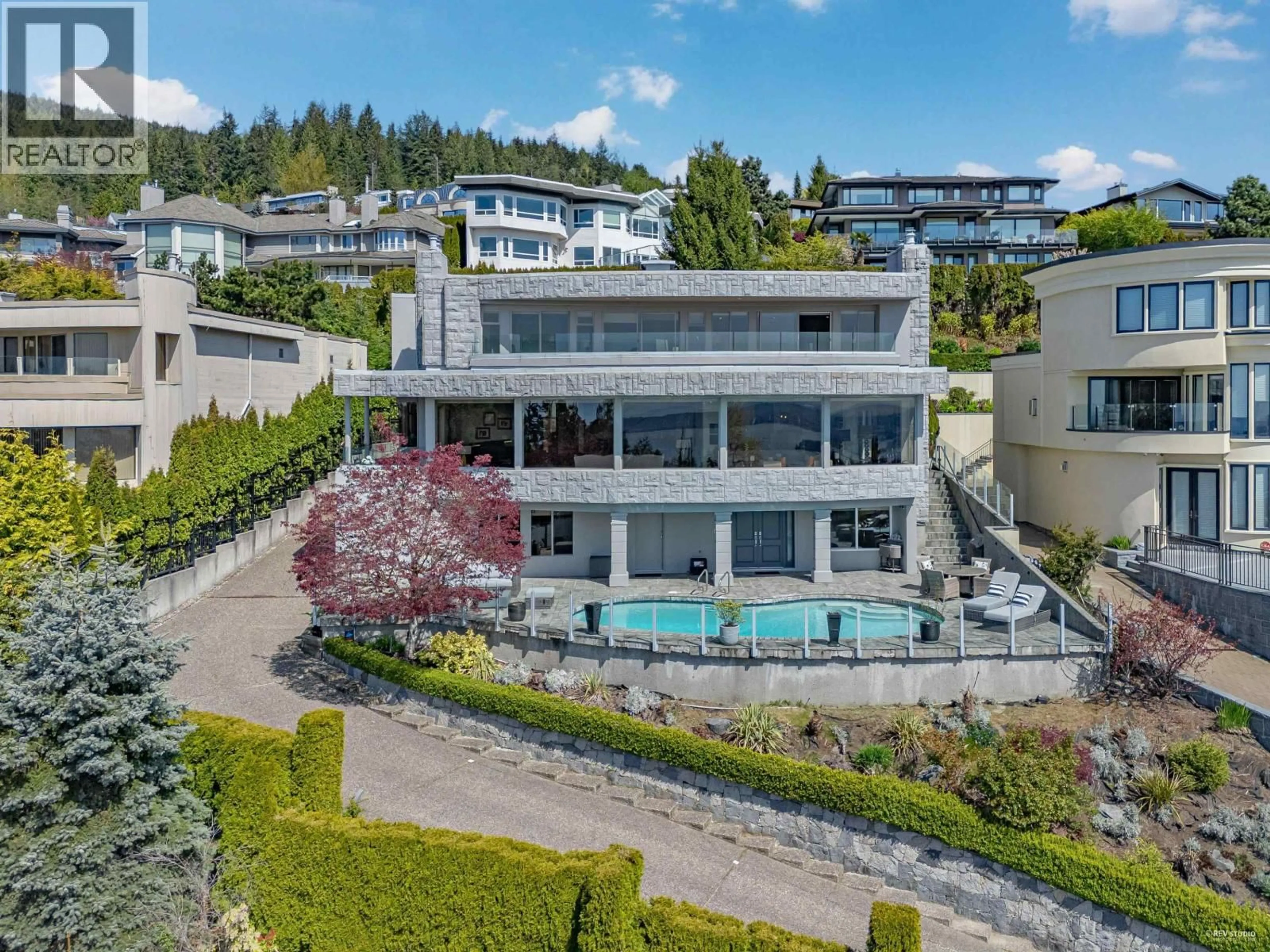 A pic from outside/outdoor area/front of a property/back of a property/a pic from drone, unknown for 1439 CHIPPENDALE ROAD, West Vancouver British Columbia V7S2N7
