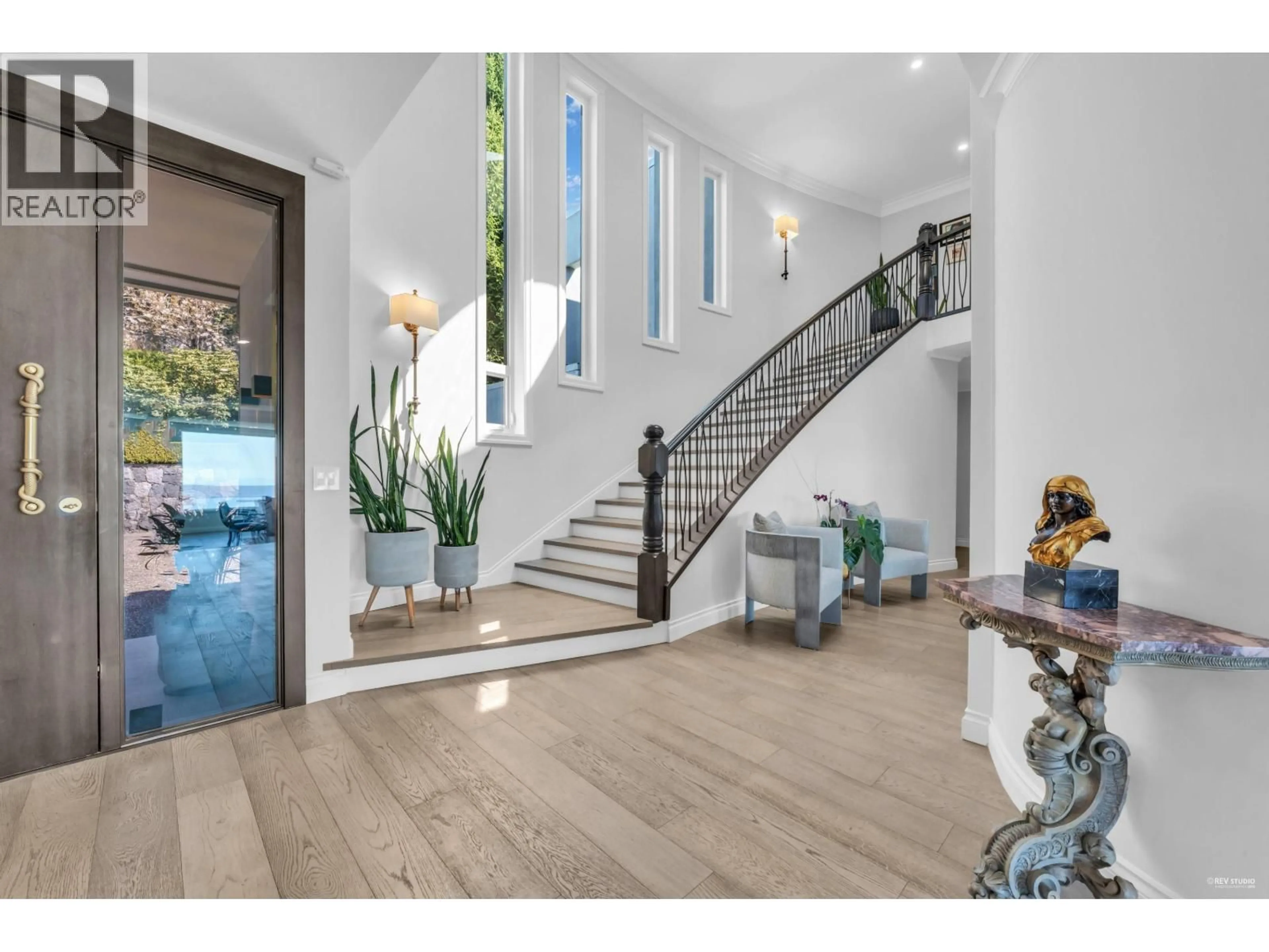 Indoor entryway for 1439 CHIPPENDALE ROAD, West Vancouver British Columbia V7S2N7