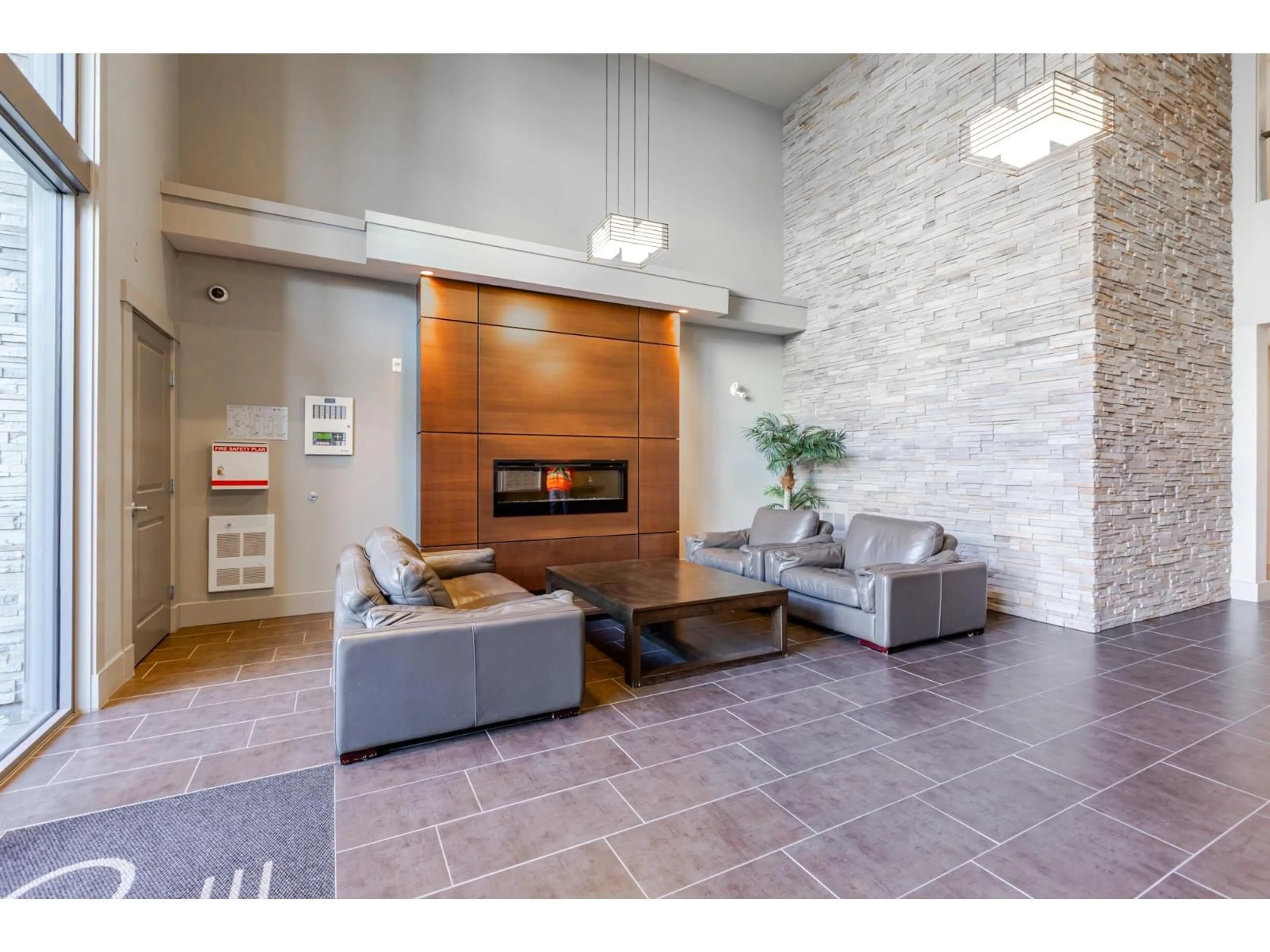 Lobby for 105 - 15336 17A, Surrey British Columbia V4A1V3