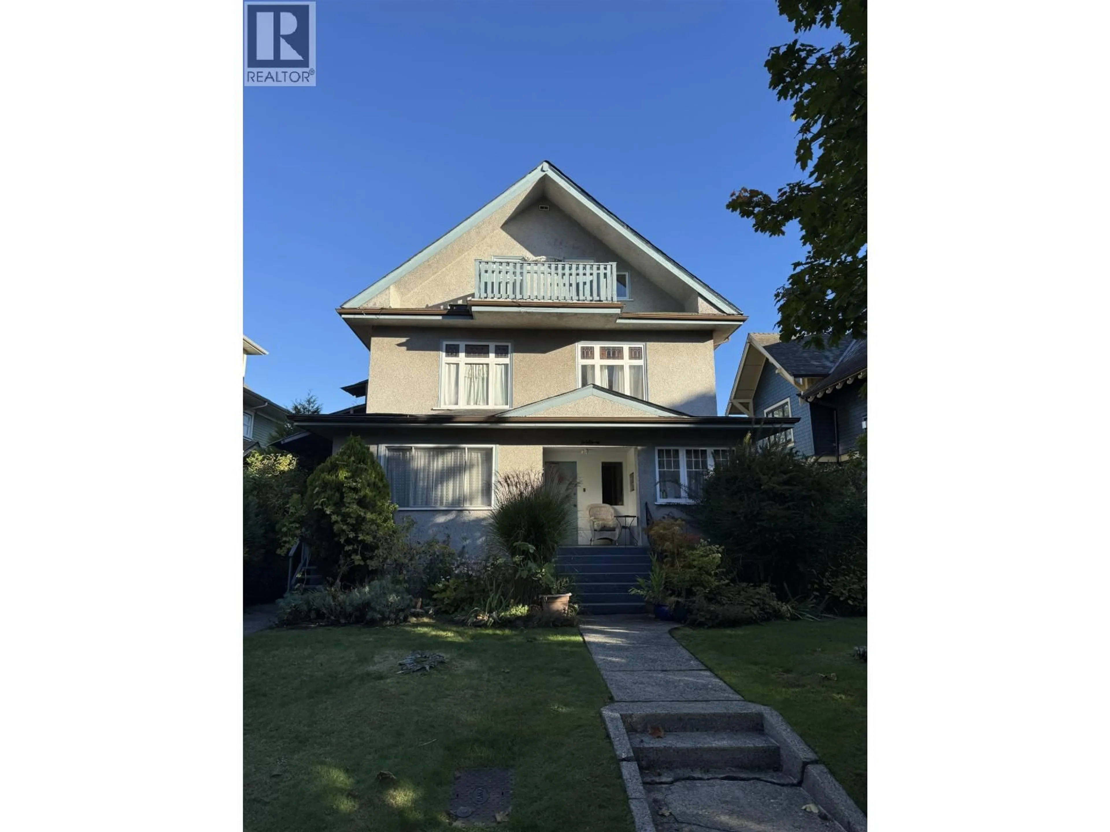 A pic from outside/outdoor area/front of a property/back of a property/a pic from drone, street for 345 11TH AVENUE, Vancouver British Columbia V5Y1T3