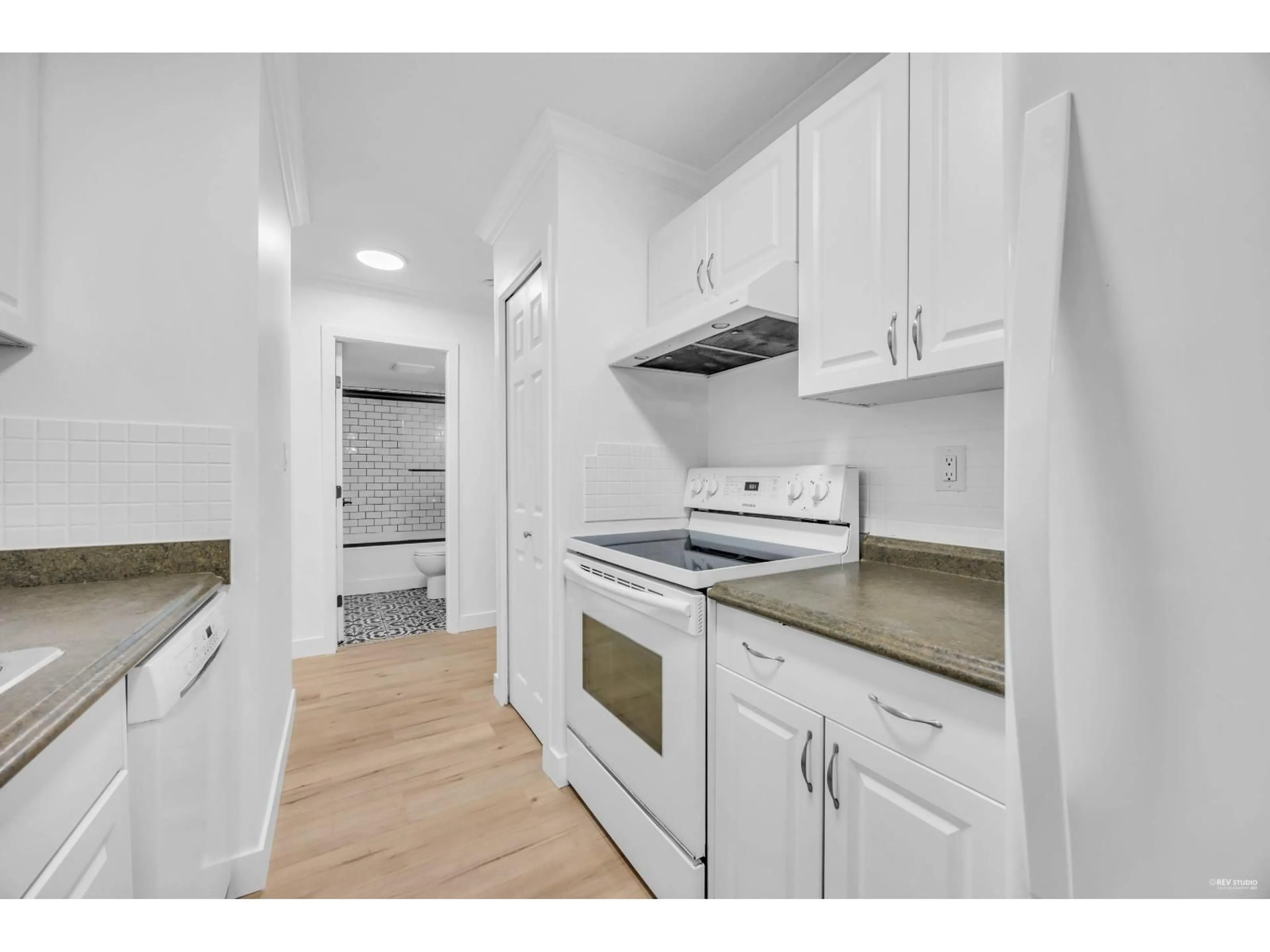 Standard kitchen, unknown for 104 - 33598 GEORGE FERGUSON, Abbotsford British Columbia V2S2L8