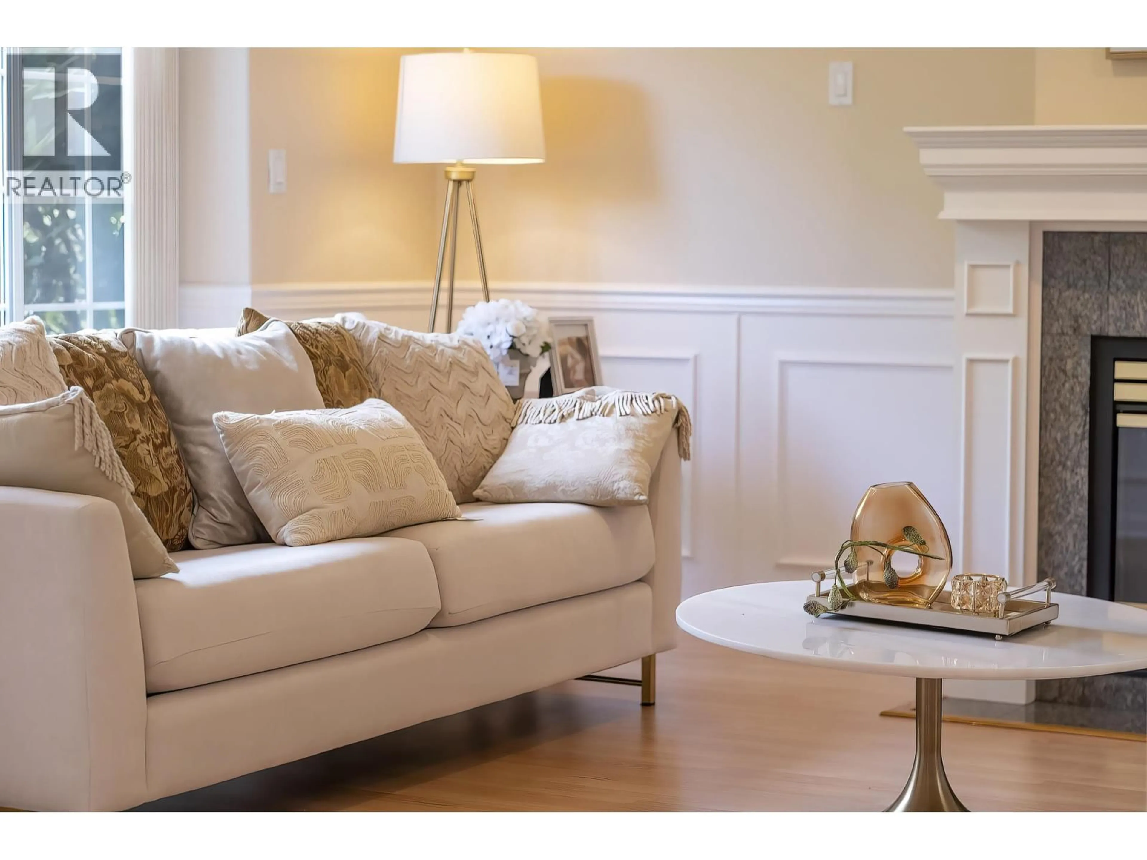 Living room with furniture, wood/laminate floor for 5619 HANKIN DRIVE, Richmond British Columbia V7C5N5