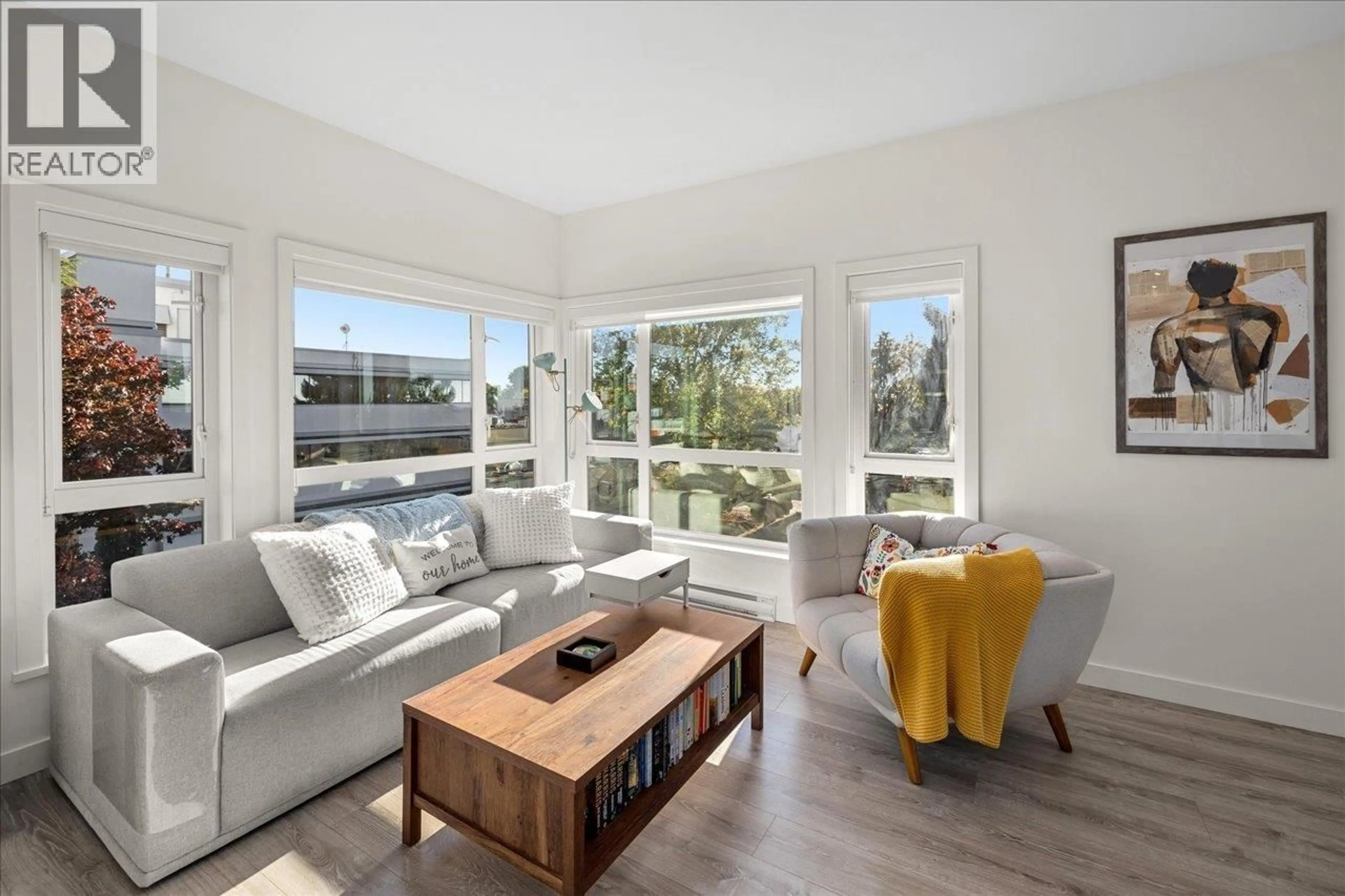 Living room with furniture, wood/laminate floor for 402 - 610 BRANTFORD STREET, New Westminster British Columbia V3M1W7