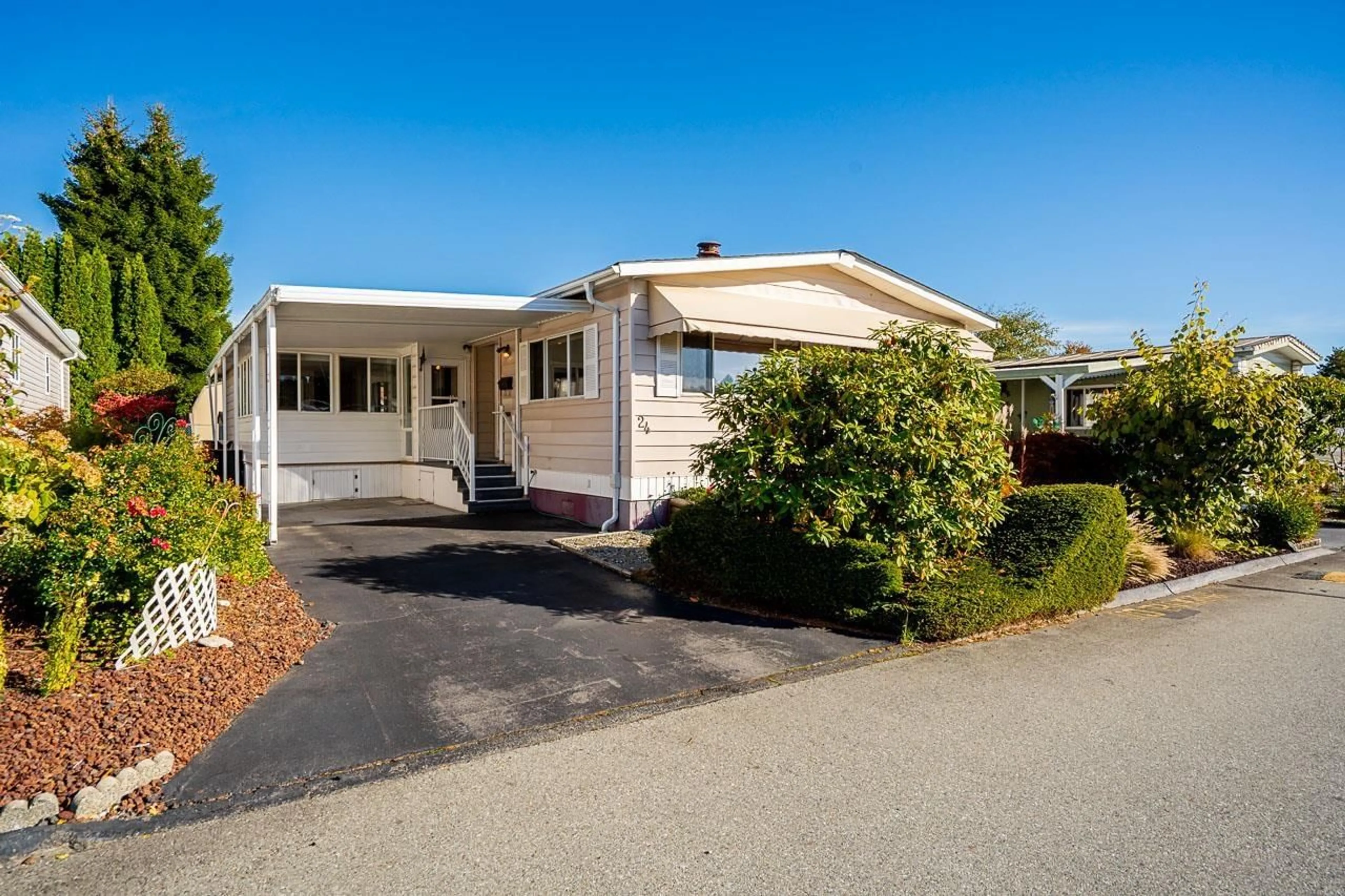 Home with vinyl exterior material, street for 24 - 15875 20, Surrey British Columbia V4A2B1