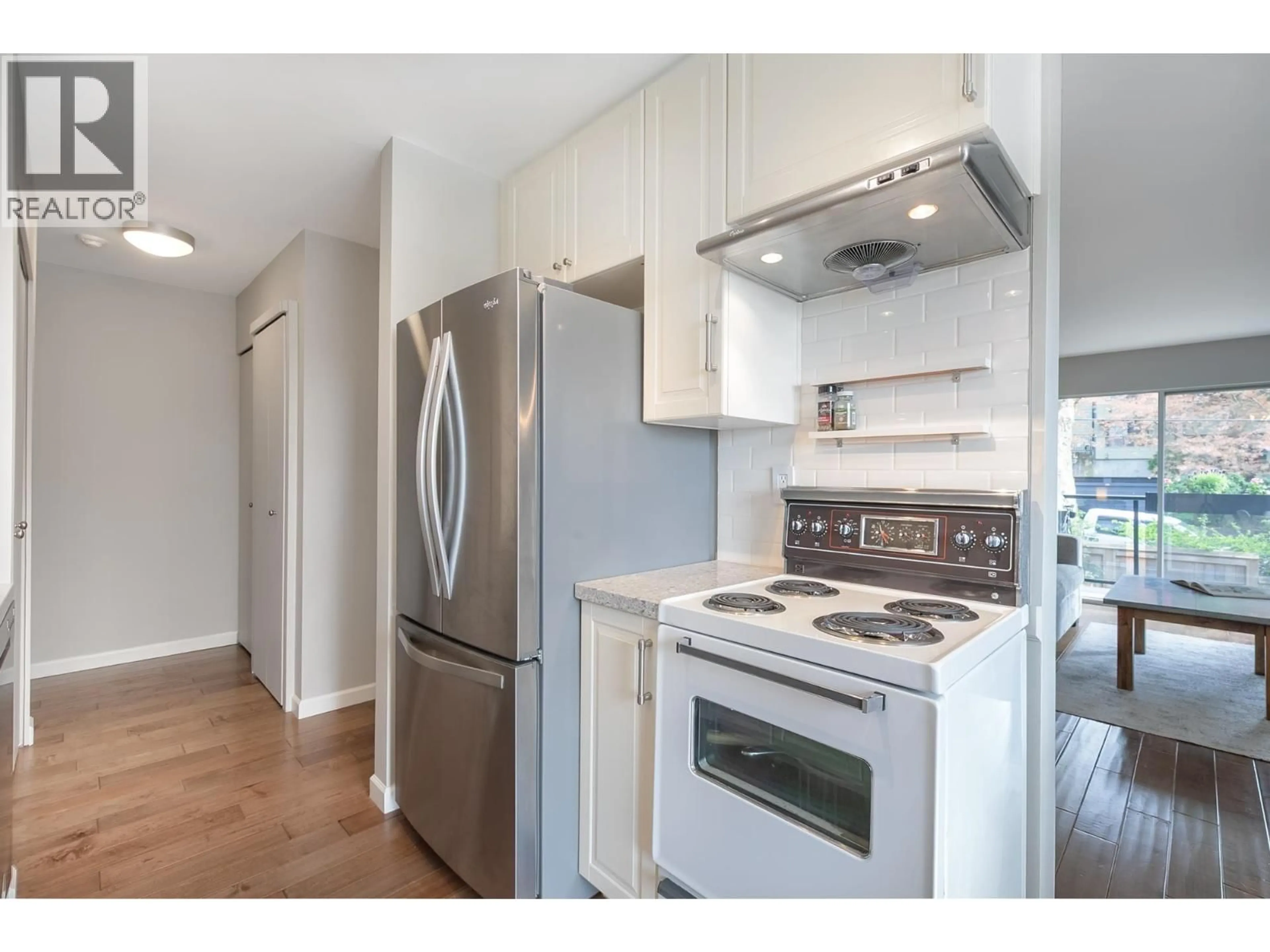 Standard kitchen, wood/laminate floor for 213 - 230 MOWAT STREET, New Westminster British Columbia V3M4B2