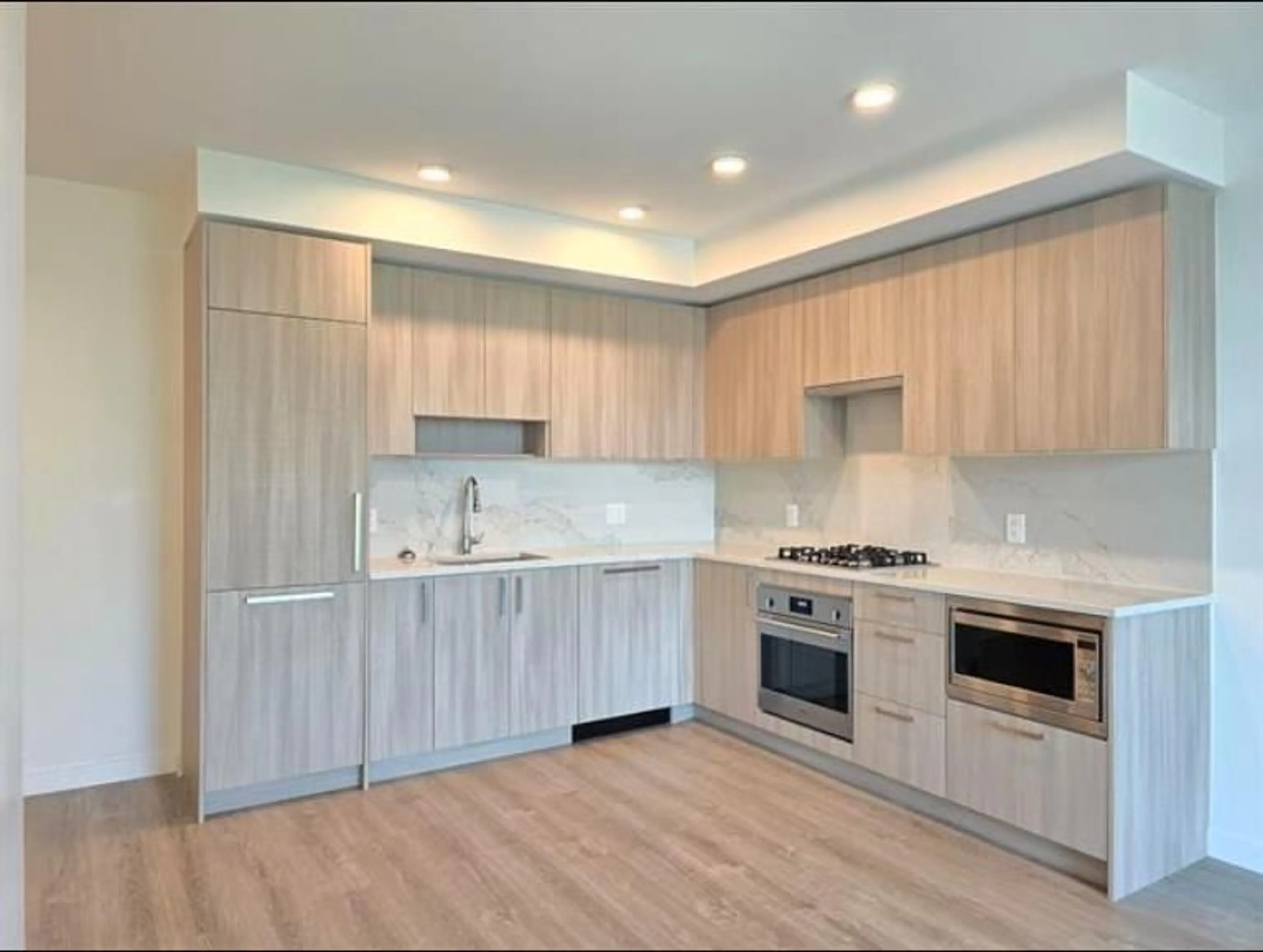 Open concept kitchen, wood/laminate floor for 509 - 13350 CENTRAL, Surrey British Columbia V3T0S1