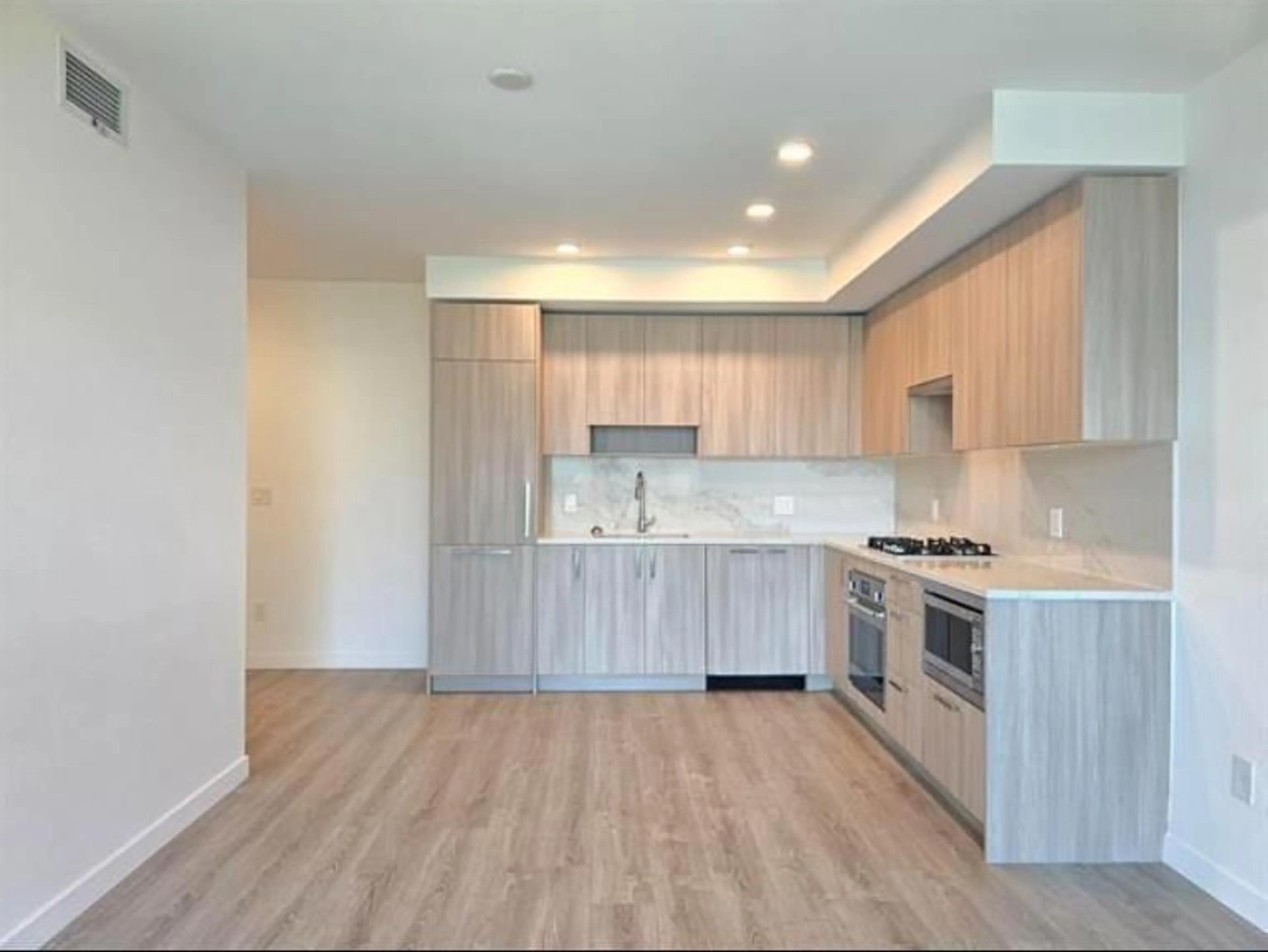 Open concept kitchen, wood/laminate floor for 509 - 13350 CENTRAL, Surrey British Columbia V3T0S1