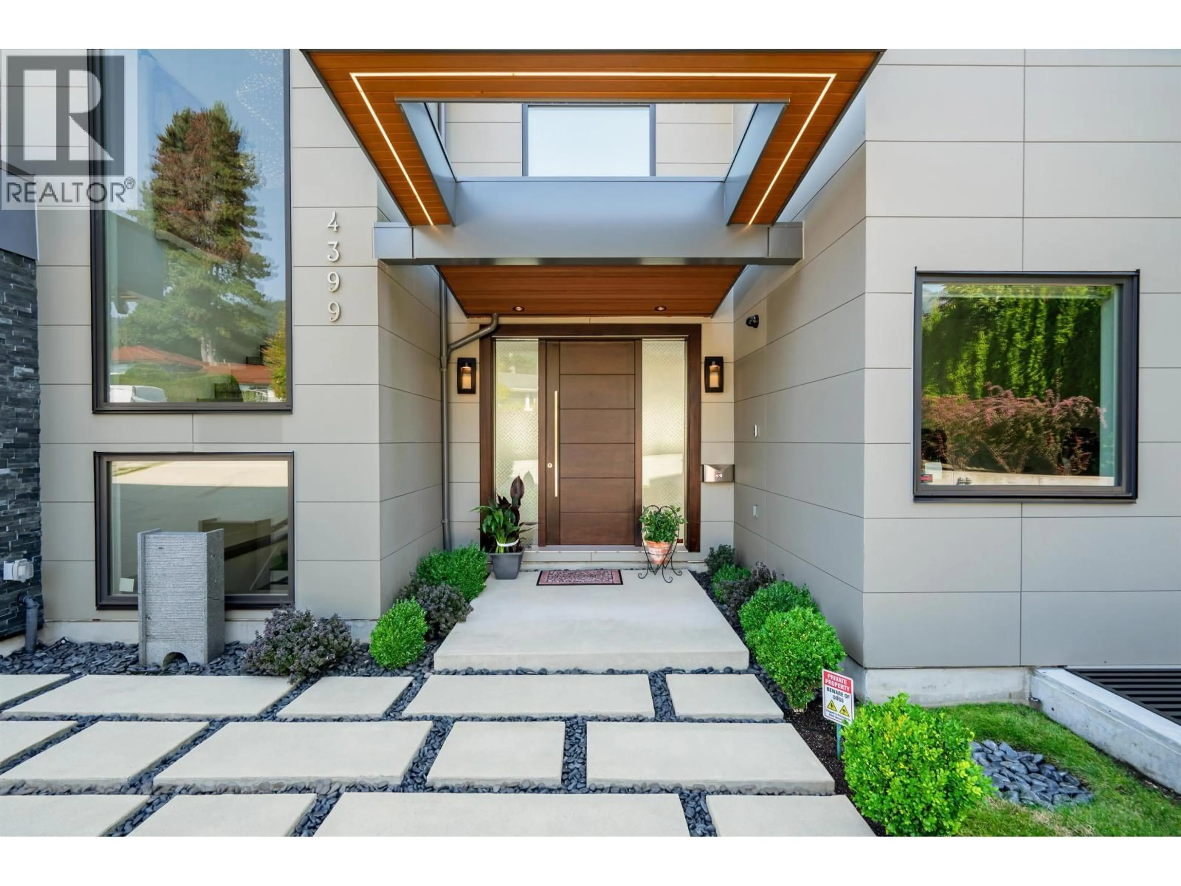 Indoor entryway for 4399 HIGHLAND BOULEVARD, North Vancouver British Columbia V7R2Z8