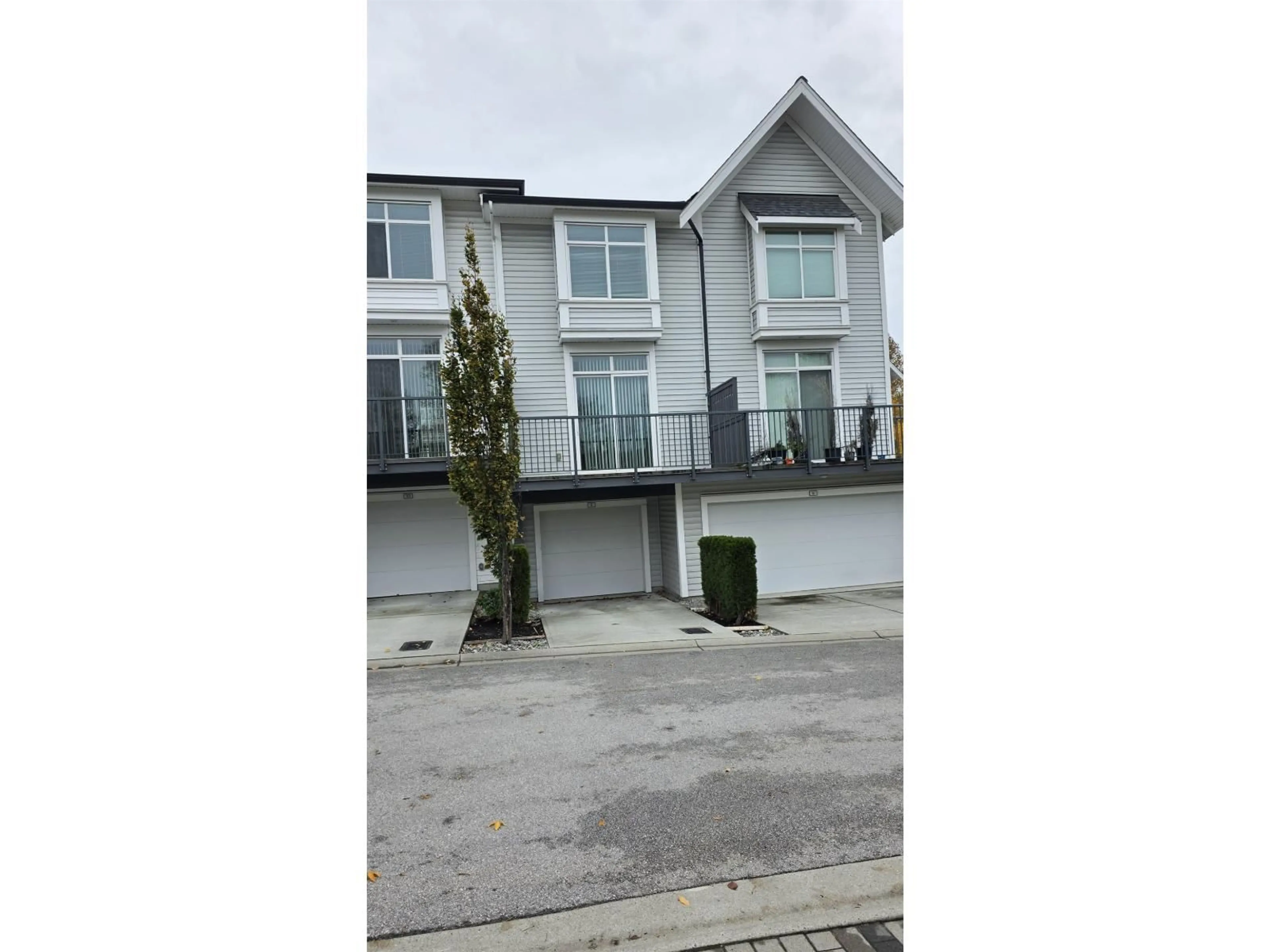 A pic from outside/outdoor area/front of a property/back of a property/a pic from drone, street for 9 - 2838 LIVINGSTONE, Abbotsford British Columbia V2T0J1