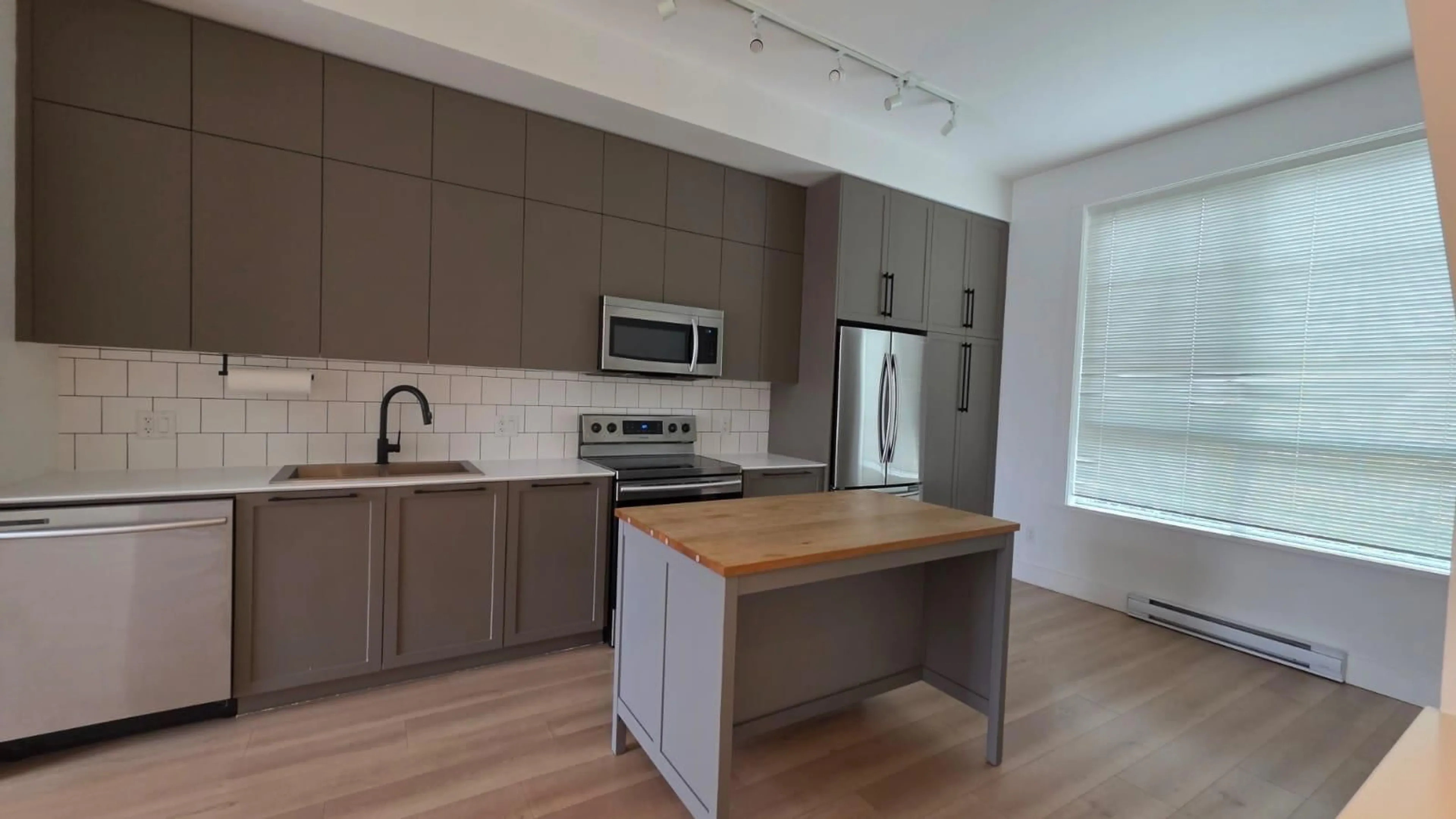 Open concept kitchen, wood/laminate floor for 9 - 2838 LIVINGSTONE, Abbotsford British Columbia V2T0J1